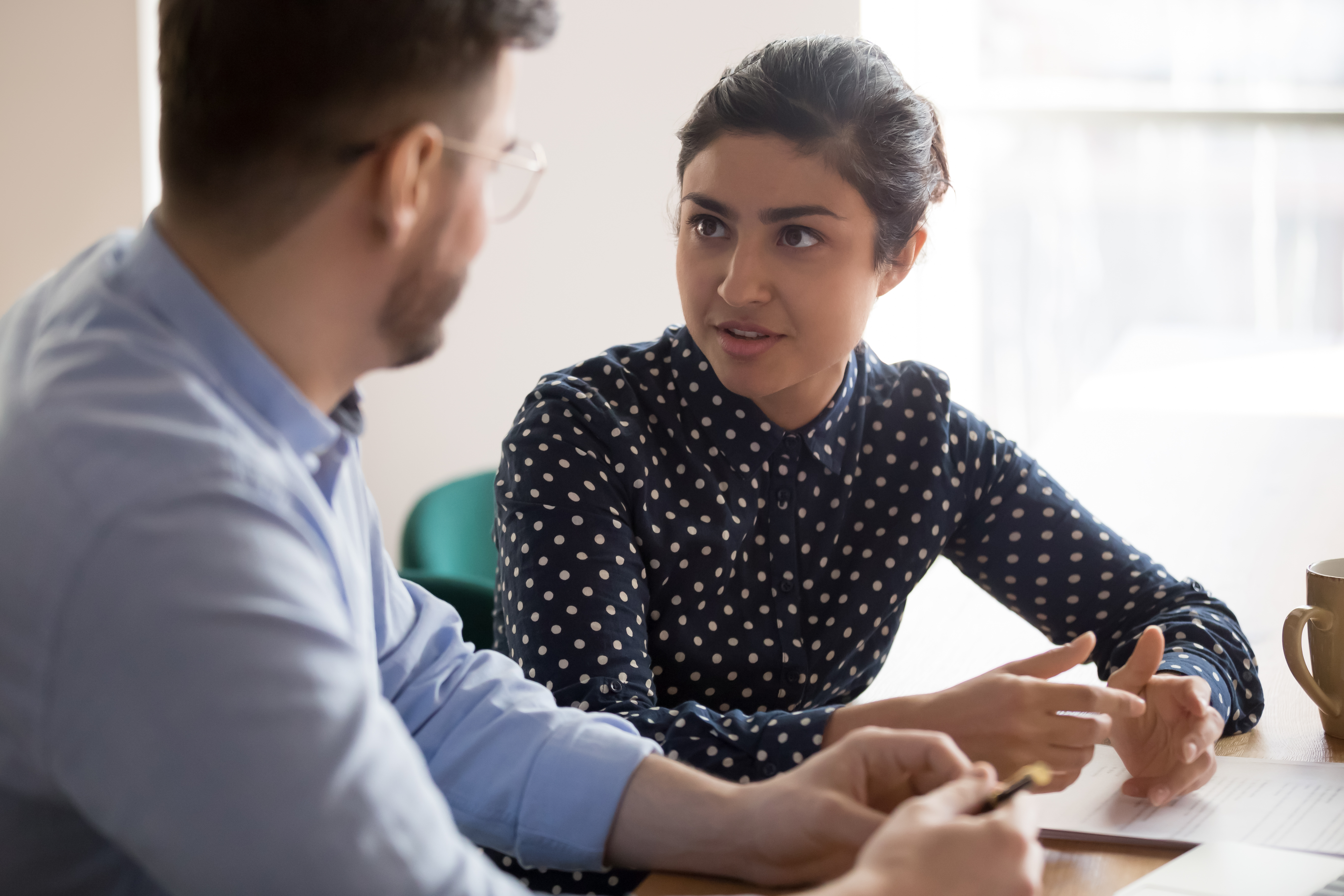 Una mujer habla con un hombre | Foto: Shutterstock