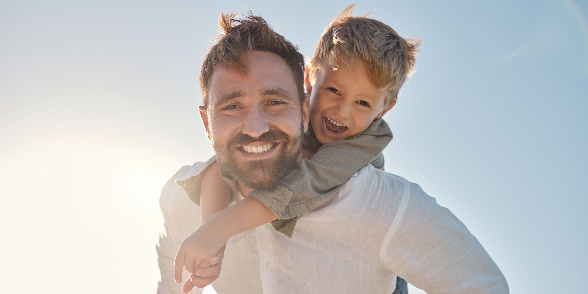 Un niño y su padre | Fuente: Shutterstock