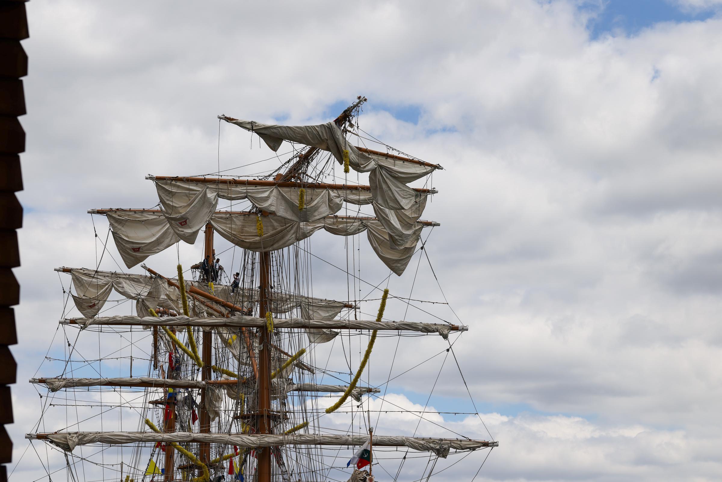 Los mástiles dañados del Cuauhtémoc, un buque escuela de la Armada de México que se estrelló contra el puente de Brooklyn, se ven mientras está atracado en el muelle 36 en el bajo Manhattan el 18 de mayo de 2025 en la ciudad de Nueva York. | Fuente: Getty Images
