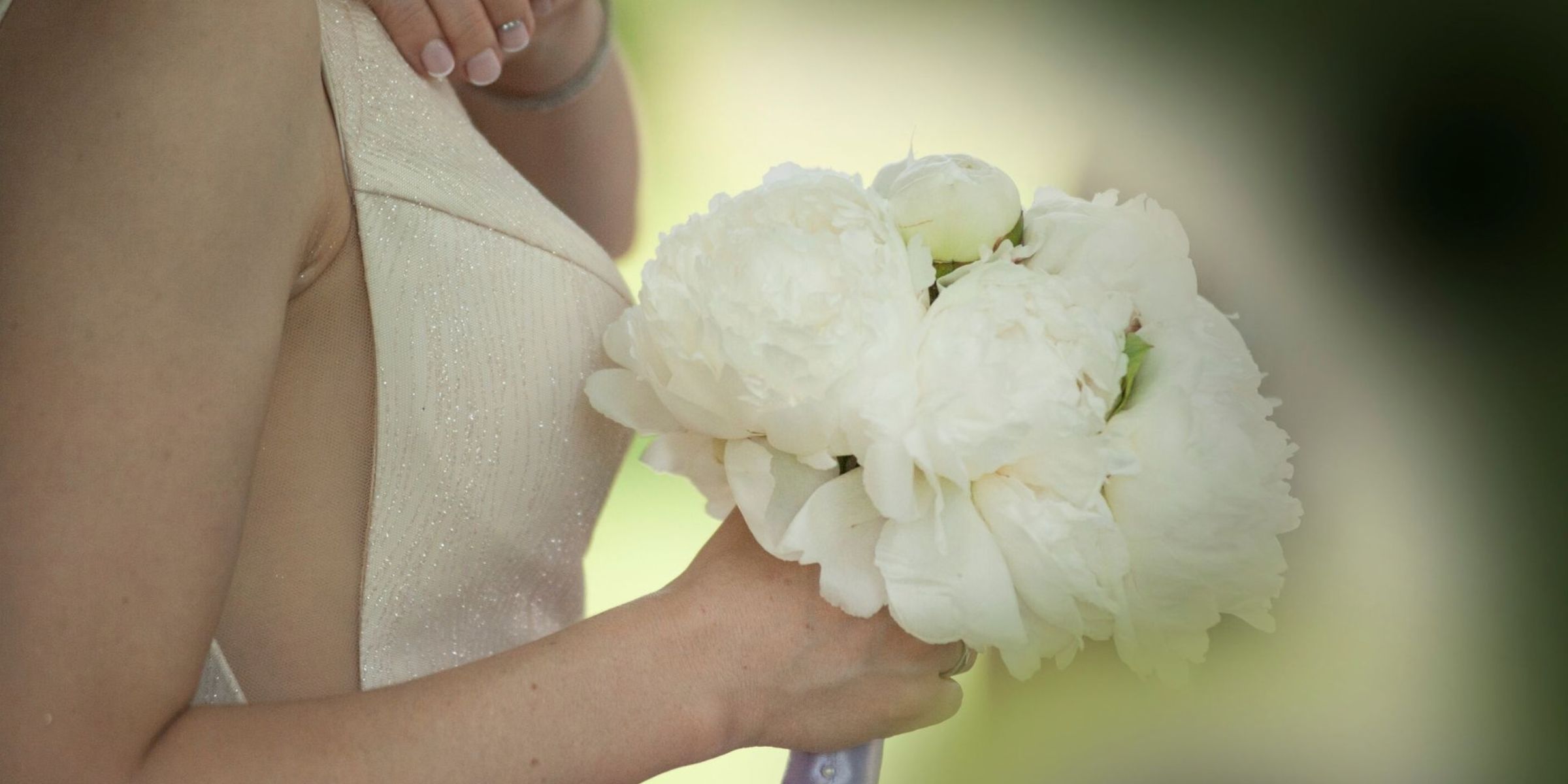 Novia con un elegante ramo de flores blancas | Fuente: Pexels