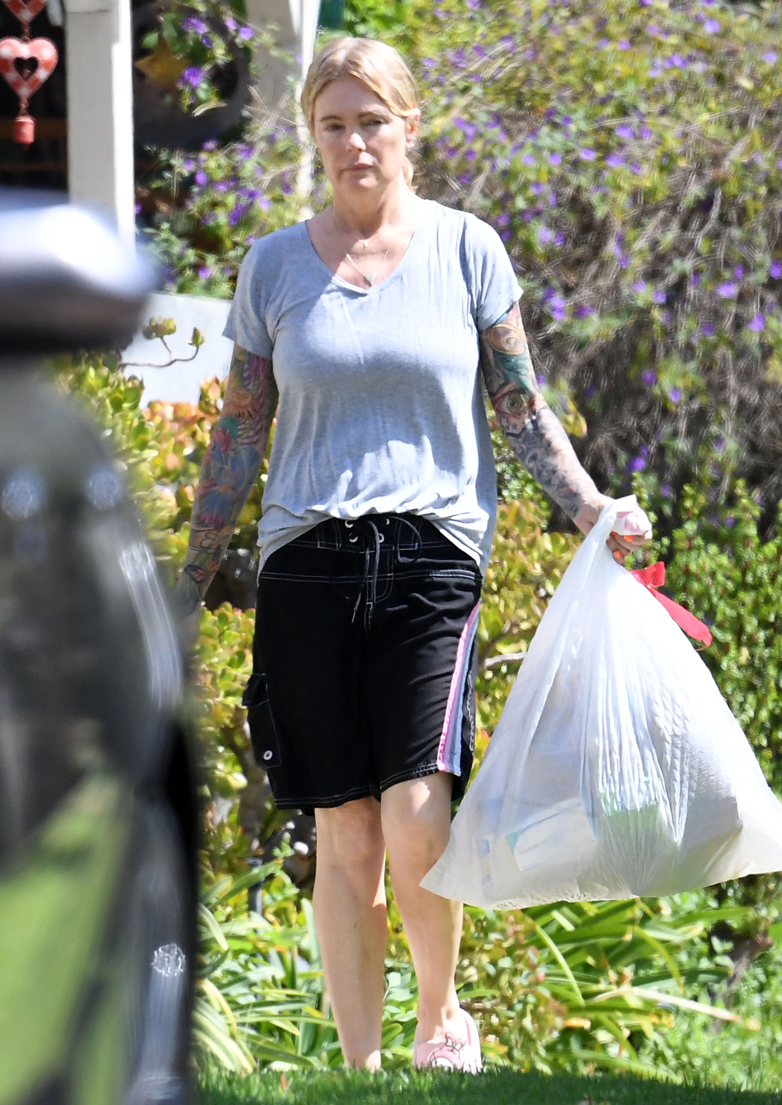 Erika Eleniak vista en Los Ángeles, California, el 7 de agosto de 2024. | Fuente: Getty Images