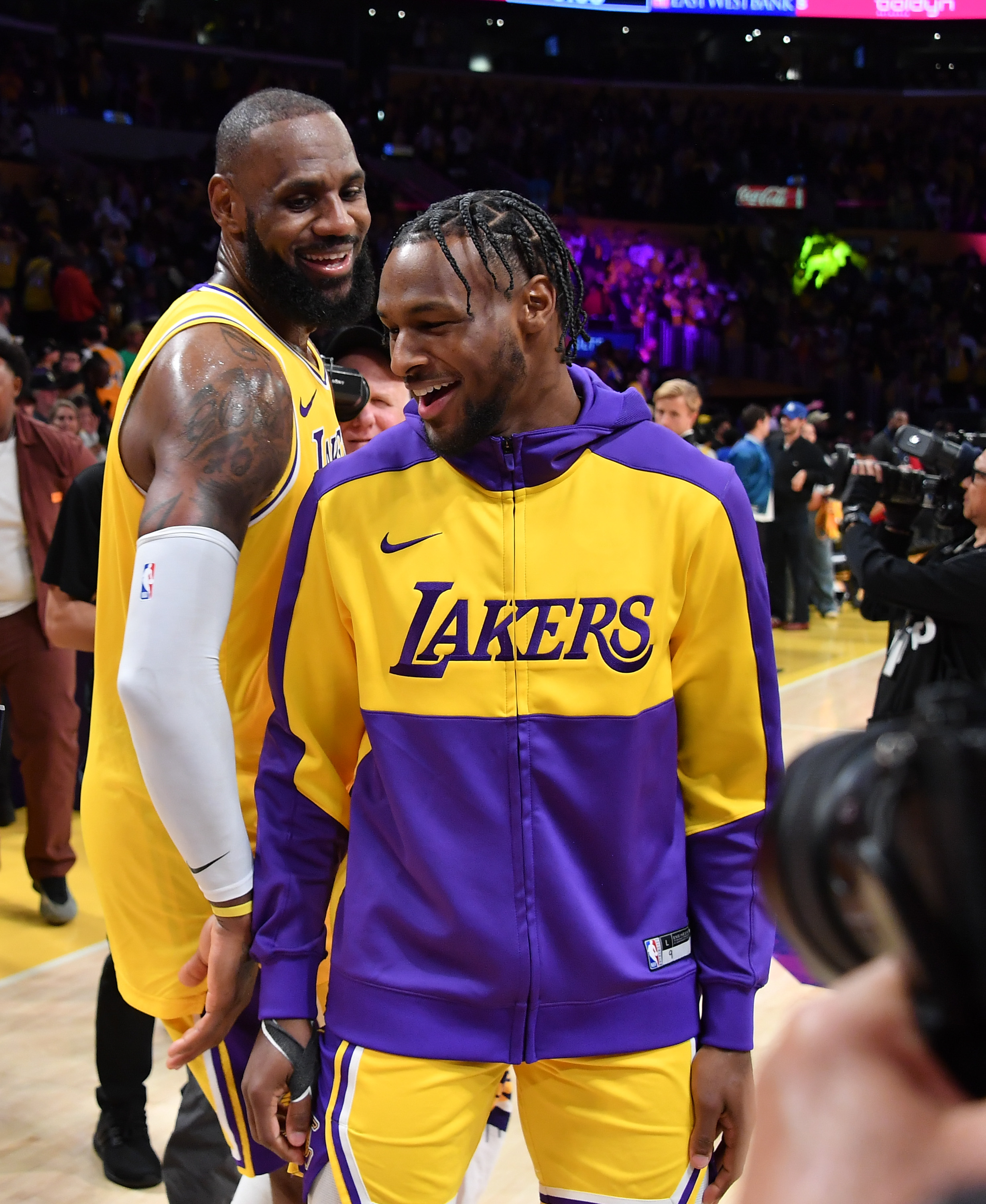 LeBron y Bronny James en el Crypto.com Arena el 22 de octubre de 2024 | Fuente: Getty Images