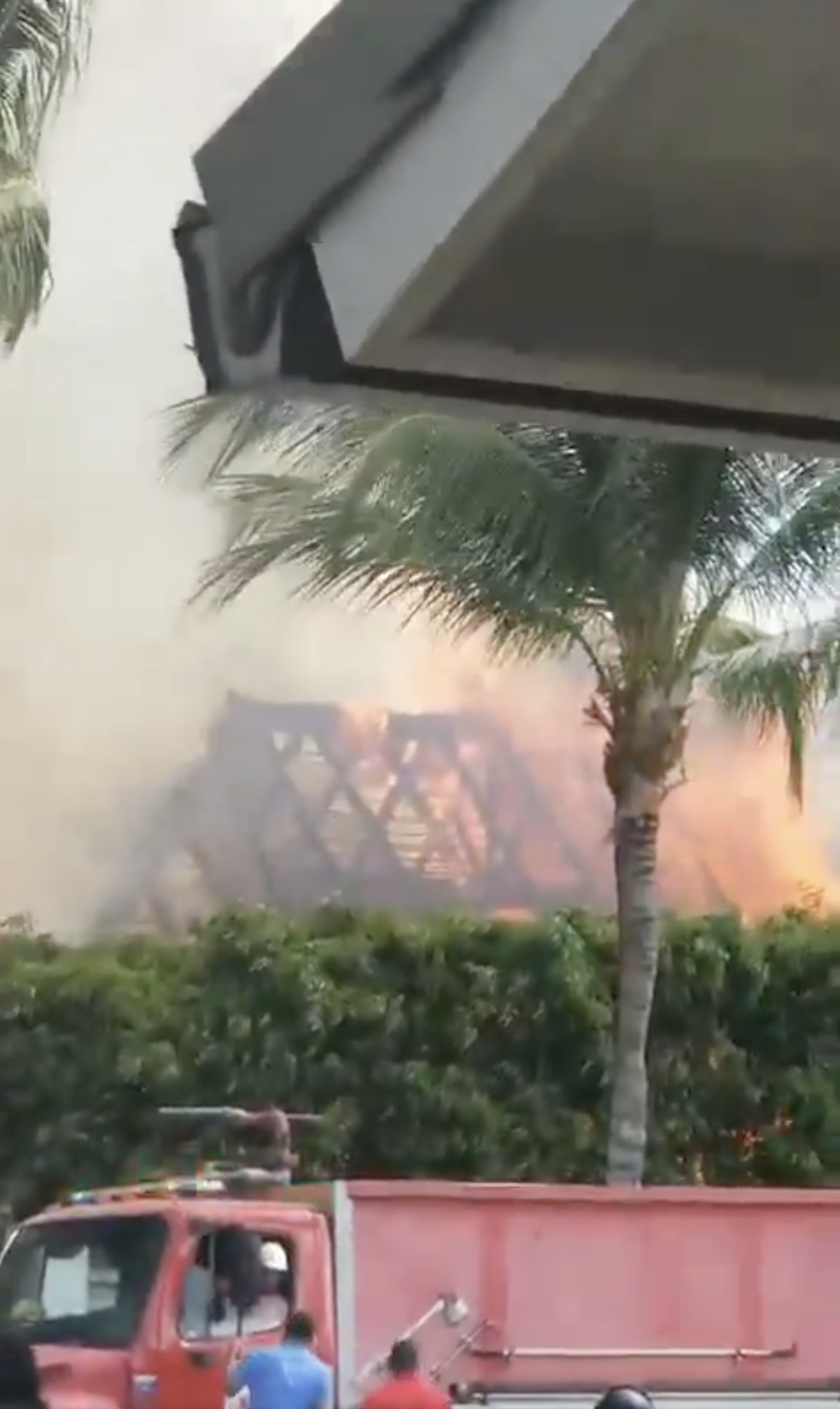 Captura de pantalla de un vídeo que muestra la escena del incendio en la finca de Marc Anthony en República Dominicana, publicado el 8 de agosto de 2024 | Fuente: X/Gonzalo Hermosillo