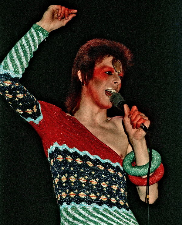 David Bowie actúa durante la gira de Ziggy Stardust el 12 de mayo de 1973 | Fuente: Getty Images