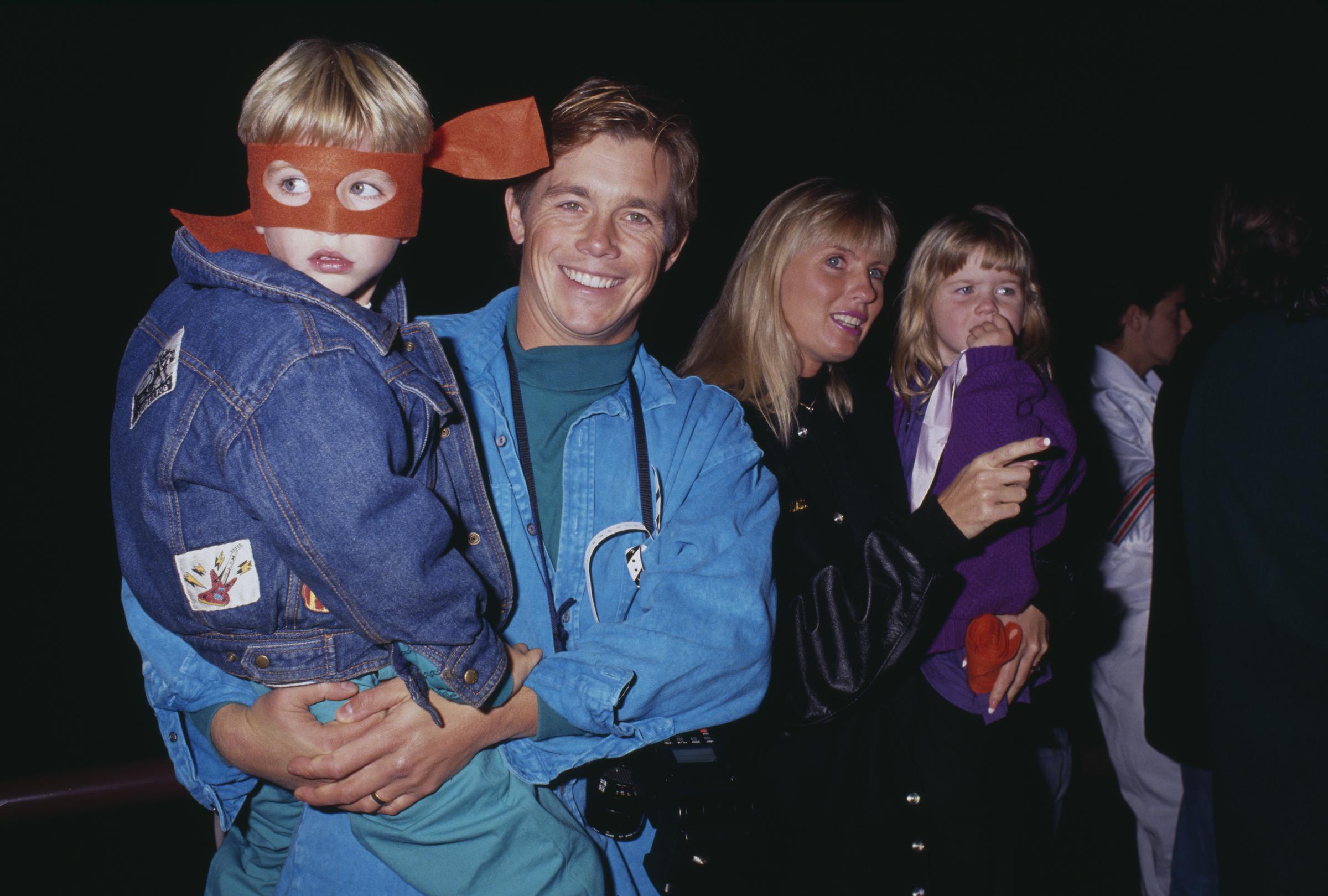 Christopher Atkins y Lyn Barron con sus hijos en la gira Rock &amp; Roll "Coming Out of Their Shells" de las Tortugas Ninja Mutantes el 21 de noviembre de 1990, en Universal City, California. | Fuente: Getty Images