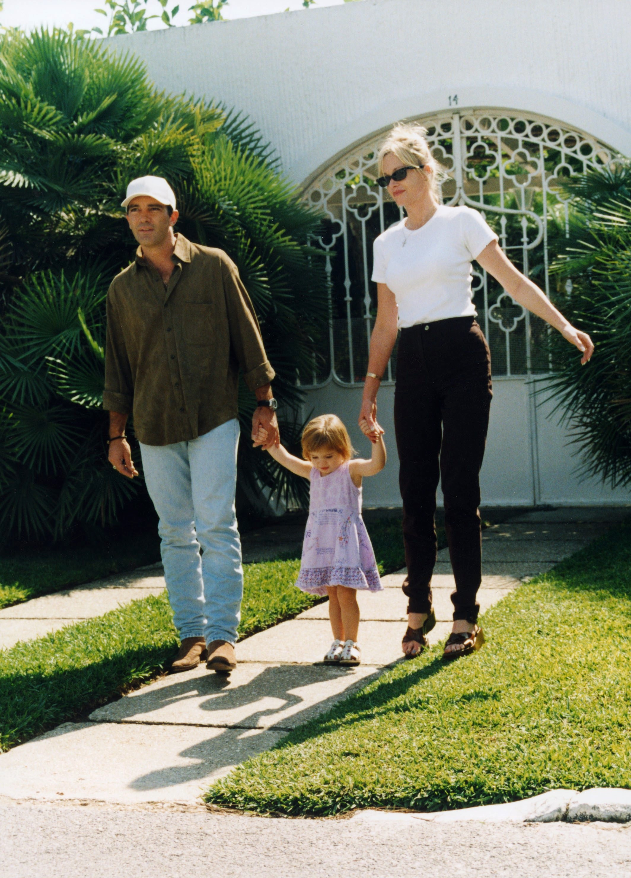 Antonio Banderas, Melanie Griffith y su hija Stella fotografiados en 1998 | Foto: Getty Images