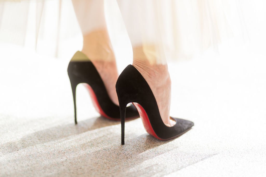 La modelo y bloguera de moda Alexandra Lapp con zapatos negros So Kate de Christian Louboutin. | Foto: Getty Images