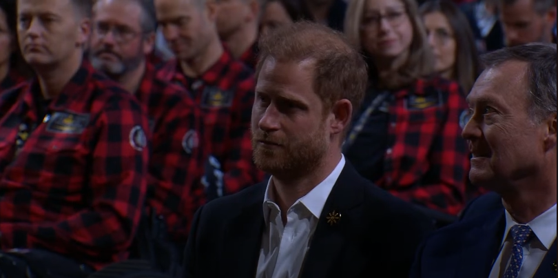 El Príncipe Harry durante el discurso de Justin Trudeau en la ceremonia de clausura de los Juegos Invictus Vancouver Whistler 2025 el 16 de febrero de 2025, en Vancouver, Canadá | Fuente: Youtube/Fundación Juegos Invictus