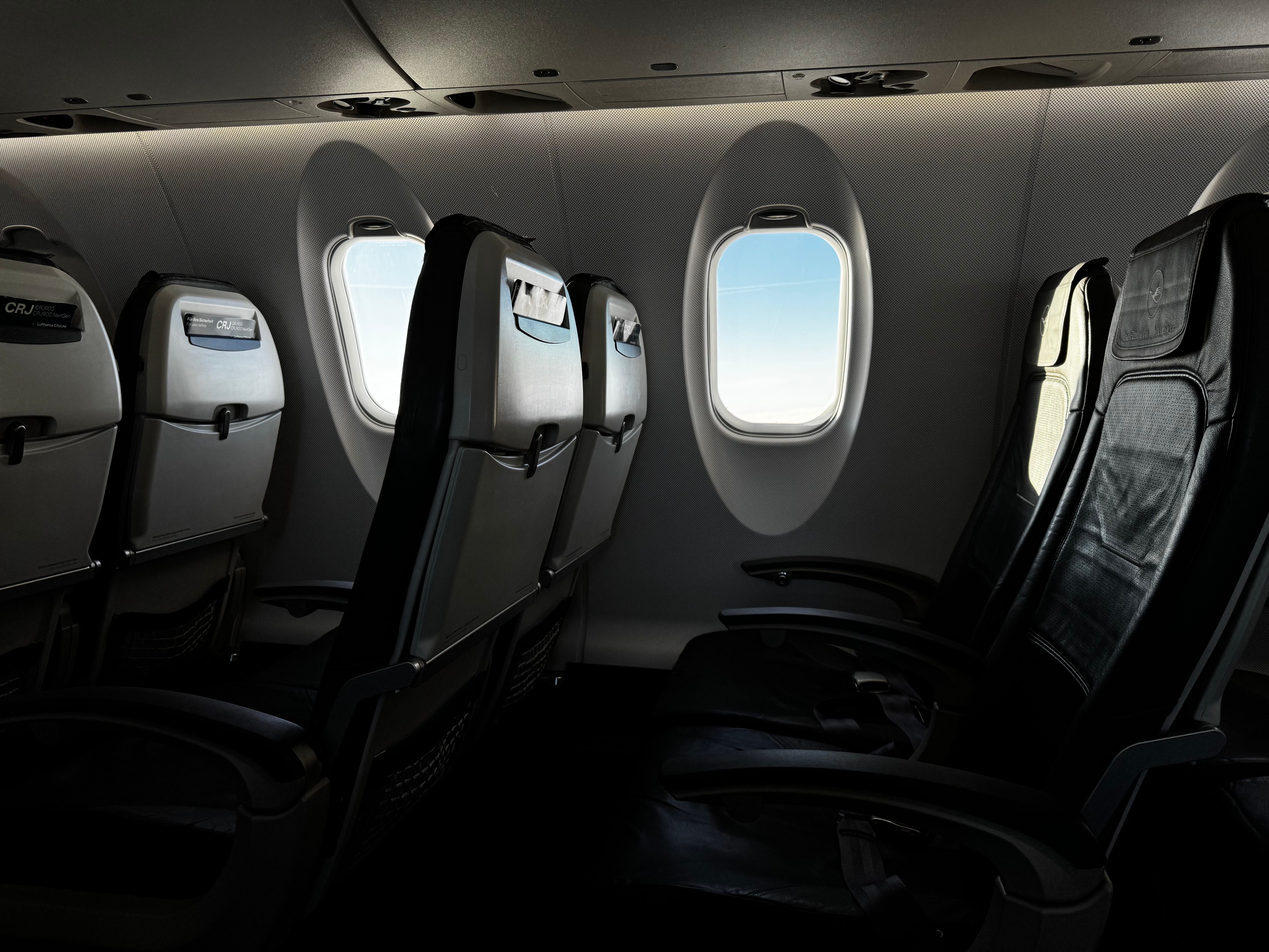 Interior de la cabina de un avión vacío | Fuente: Pexels