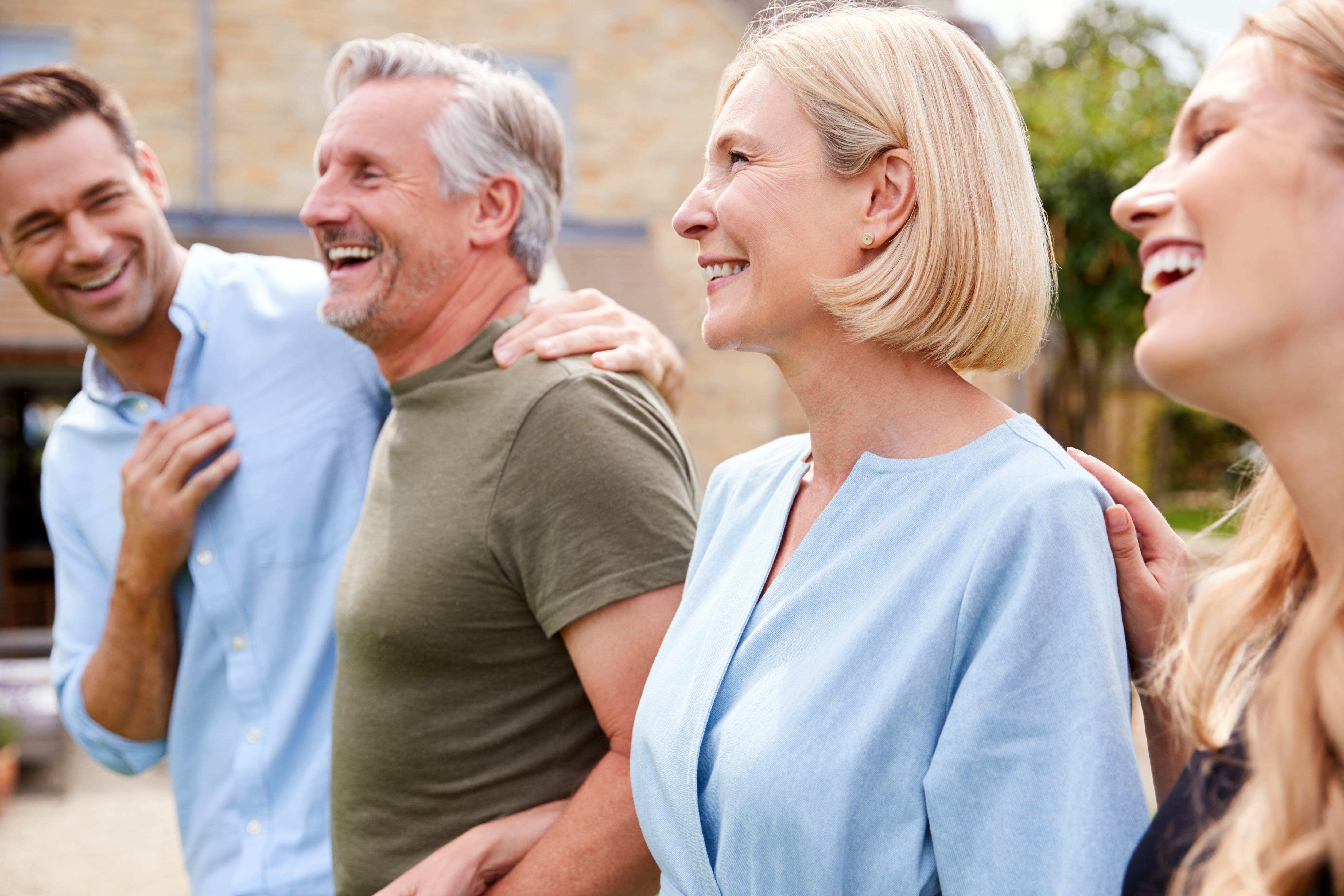 Una familia feliz de cuatro miembros | Fuente: Shutterstock