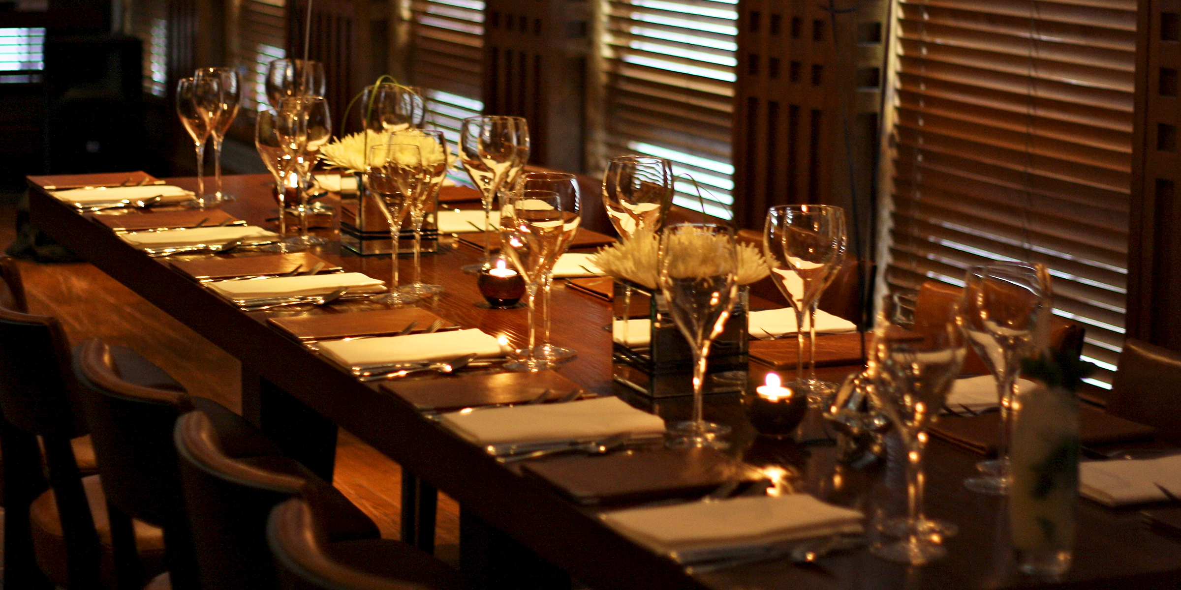 Una mesa de comedor preparada para una cena formal | Fuente: Flickr/jdelta (CC BY 2.0)