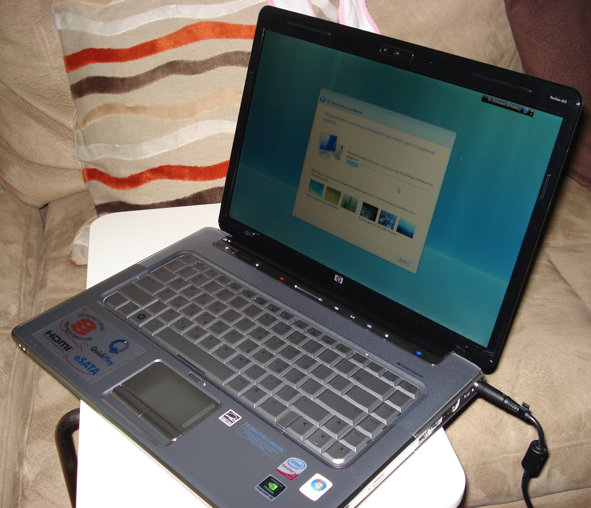 Un portátil conectado a un cargador | Foto: Flickr.com/Armado (CC BY-SA 2.0)