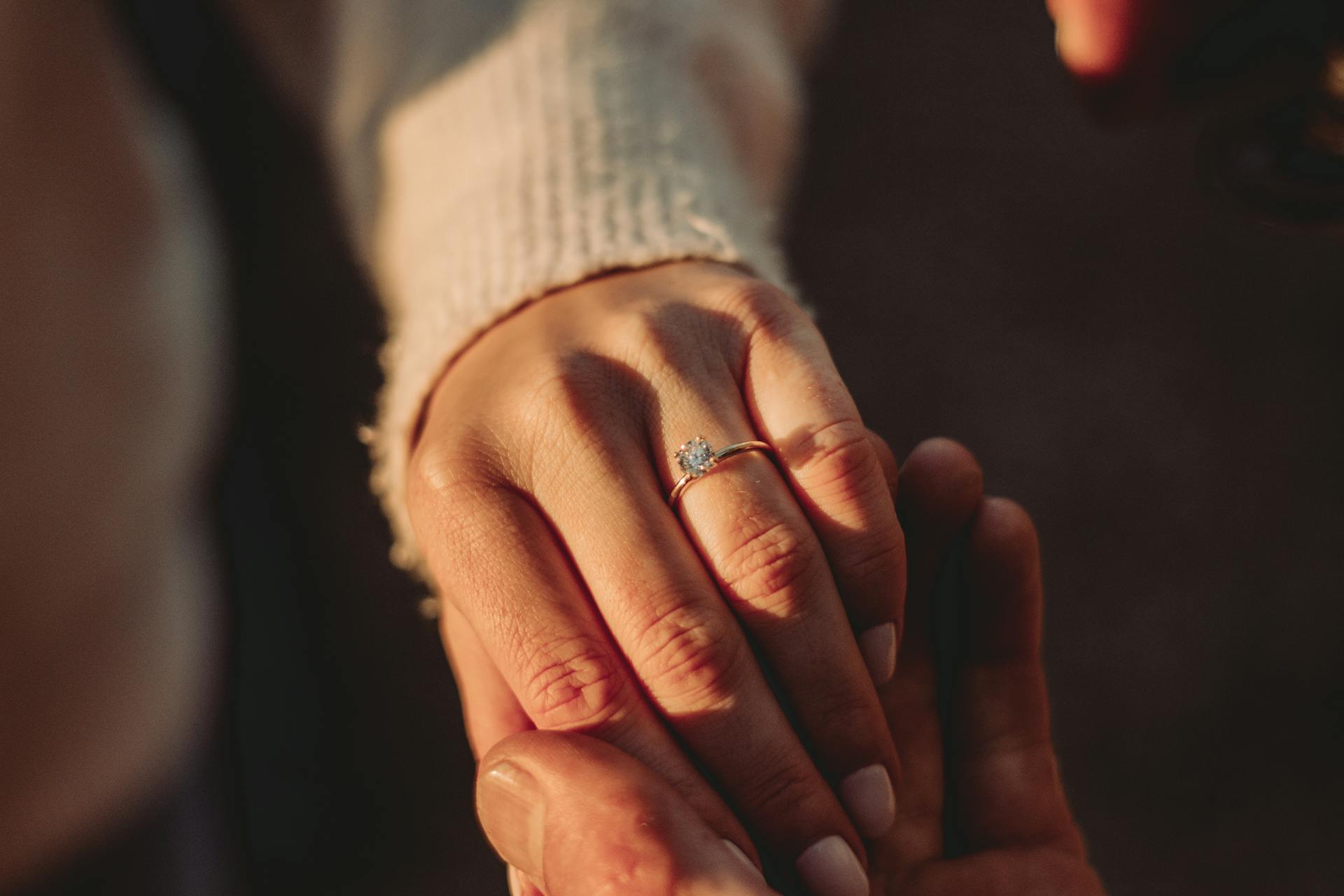 Un hombre cogiendo la mano de una mujer | Fuente: Pexels