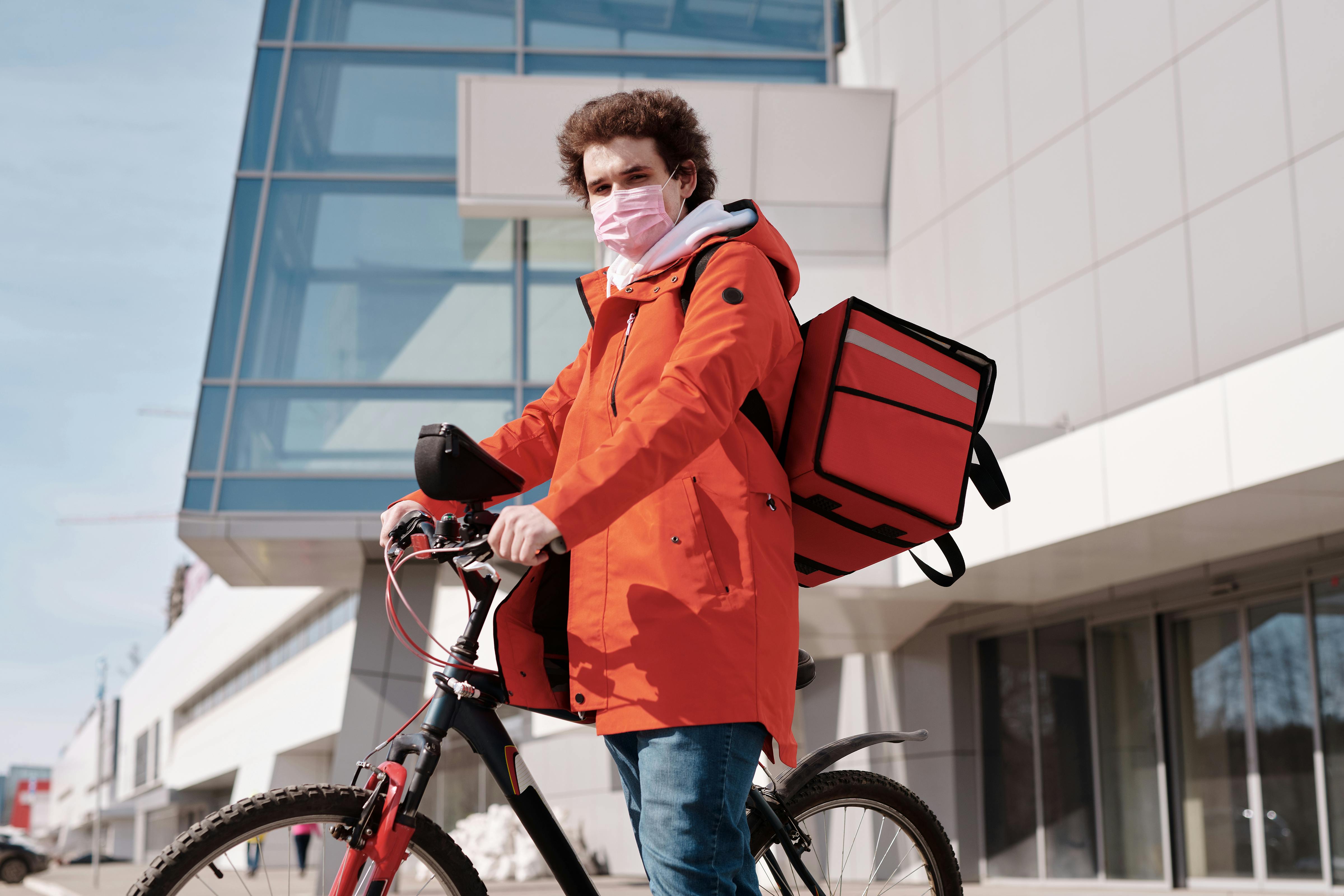 Un repartidor | Fuente: Pexels