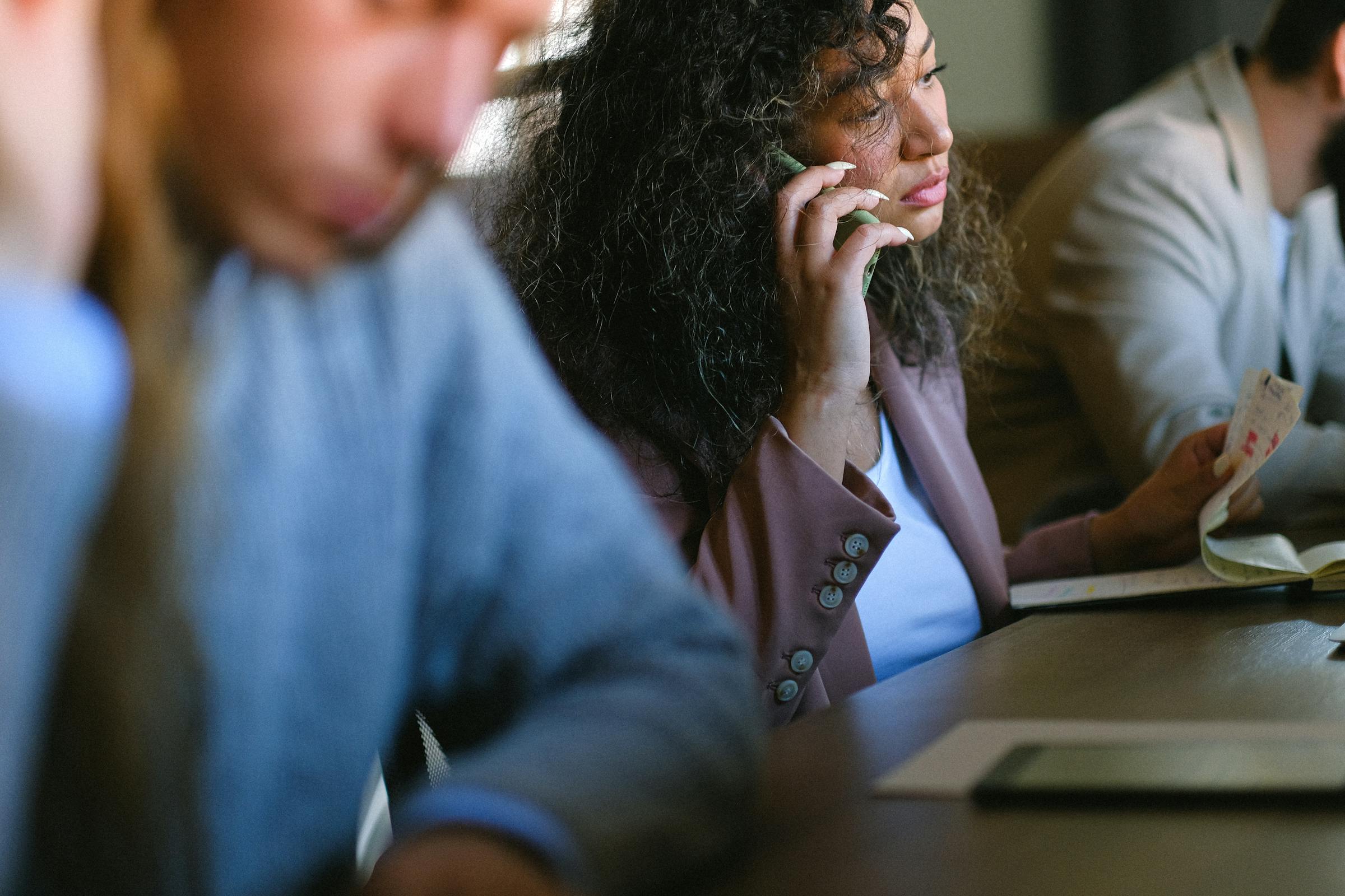 Una mujer en el trabajo haciendo una llamada | Fuente: Pexels