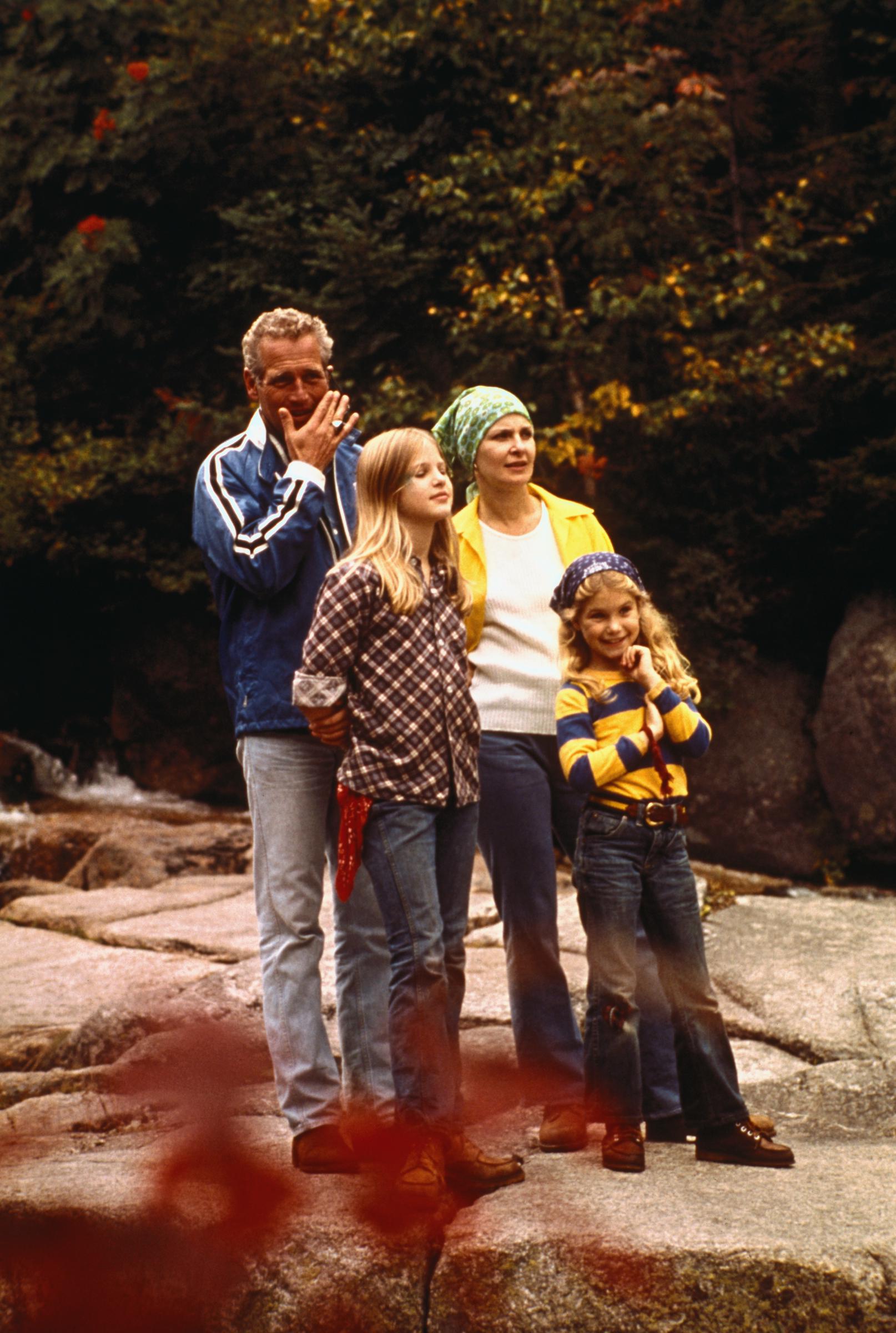 Paul Newman y Joanne Woodward fotografiados con Melissa y Clea Newman el 8 de noviembre de 1974 | Fuente: Getty Images