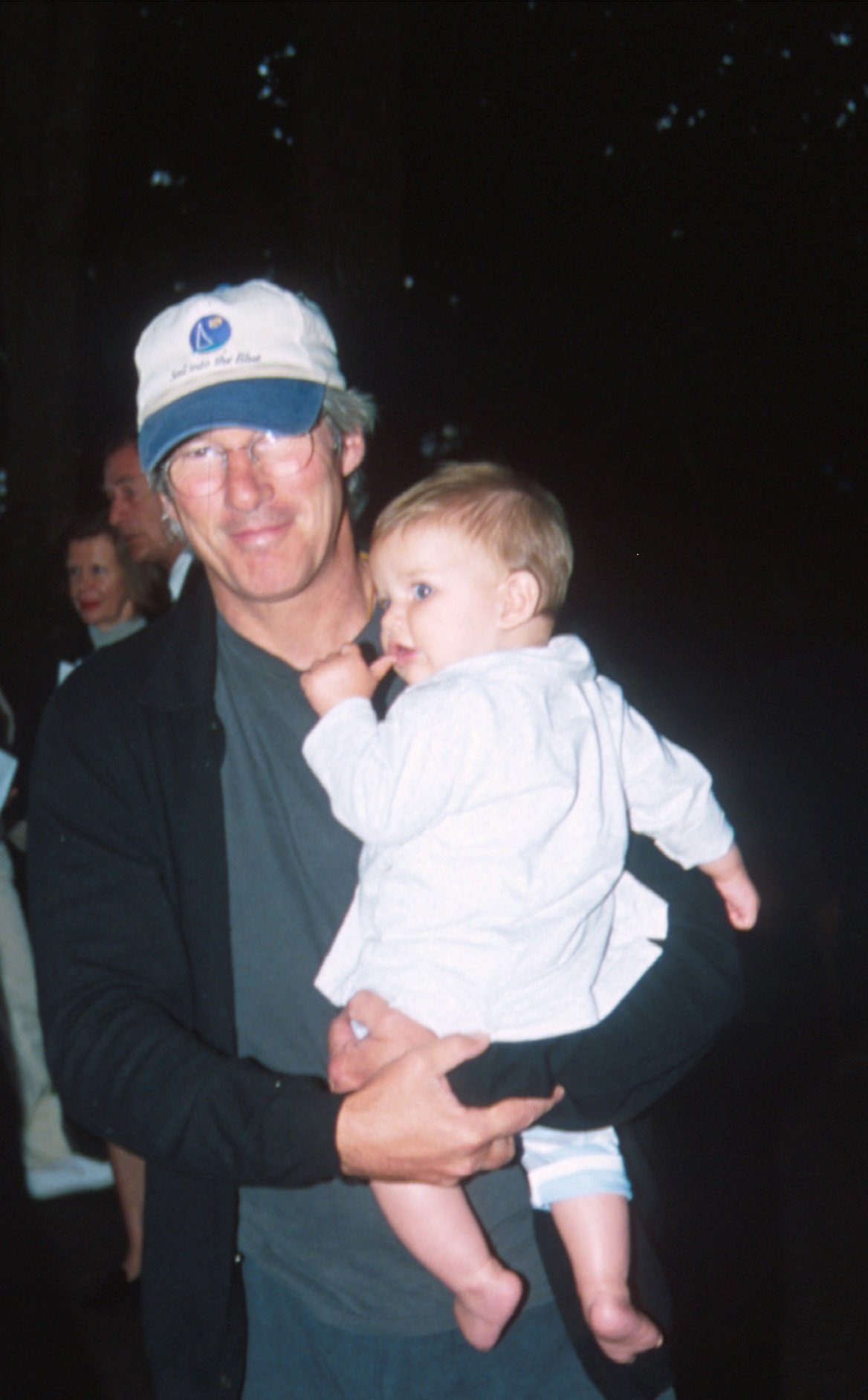 Richard Gere y su hijo Homer James Jigme Gere en agosto del 2000 en Watermill, Nueva York || Fuente: Getty Images