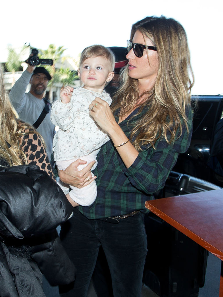 Gisele Bundchen y su hija Vivian Lake Brady son vistas en el aeropuerto LAX el 09 de febrero de 2014 en Los Ángeles, California. (Foto de GVK/Bauer-Griffin/GC Images)