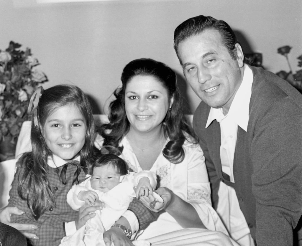 El torero Victoriano Valencia con su mujer Paloma Díaz y sus hijas en su casa de Córdoba en 1982. | Foto: Getty Images