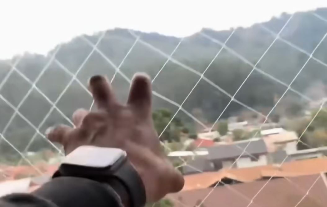 Imagen de una ventana con protección | Fuente: YouTube/Meganoticiasoficial