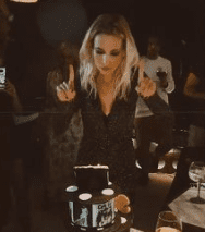 La actriz Ana Fernández a punto de soplar las velas de uno de los pasteles de su cumpleaños. | Foto: Instagram/anafdz1989