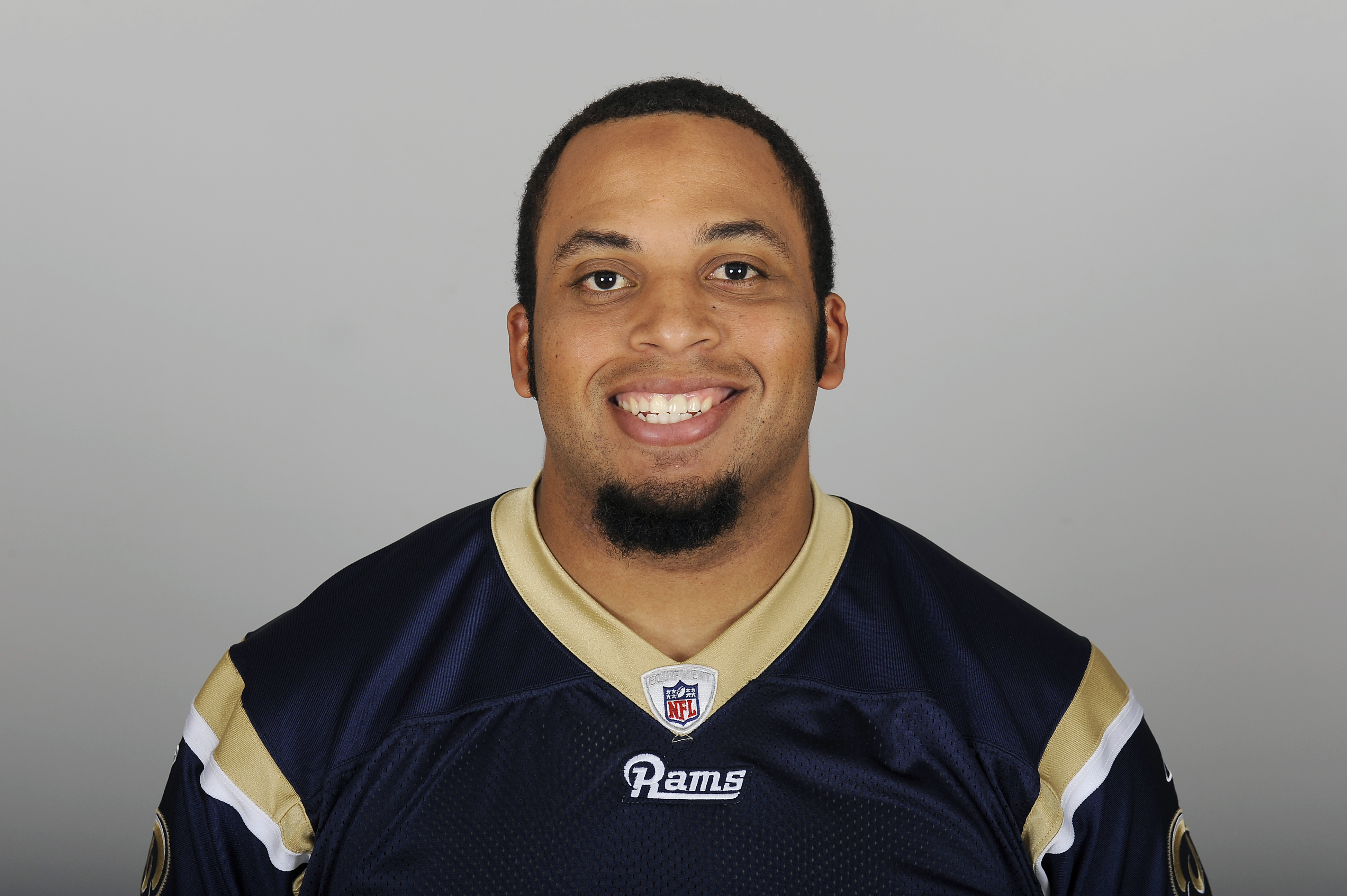 El ex jugador de fútbol americano posando para su retrato de la NFL en 2010 en San Luis, Misuri | Fuente: Getty Images