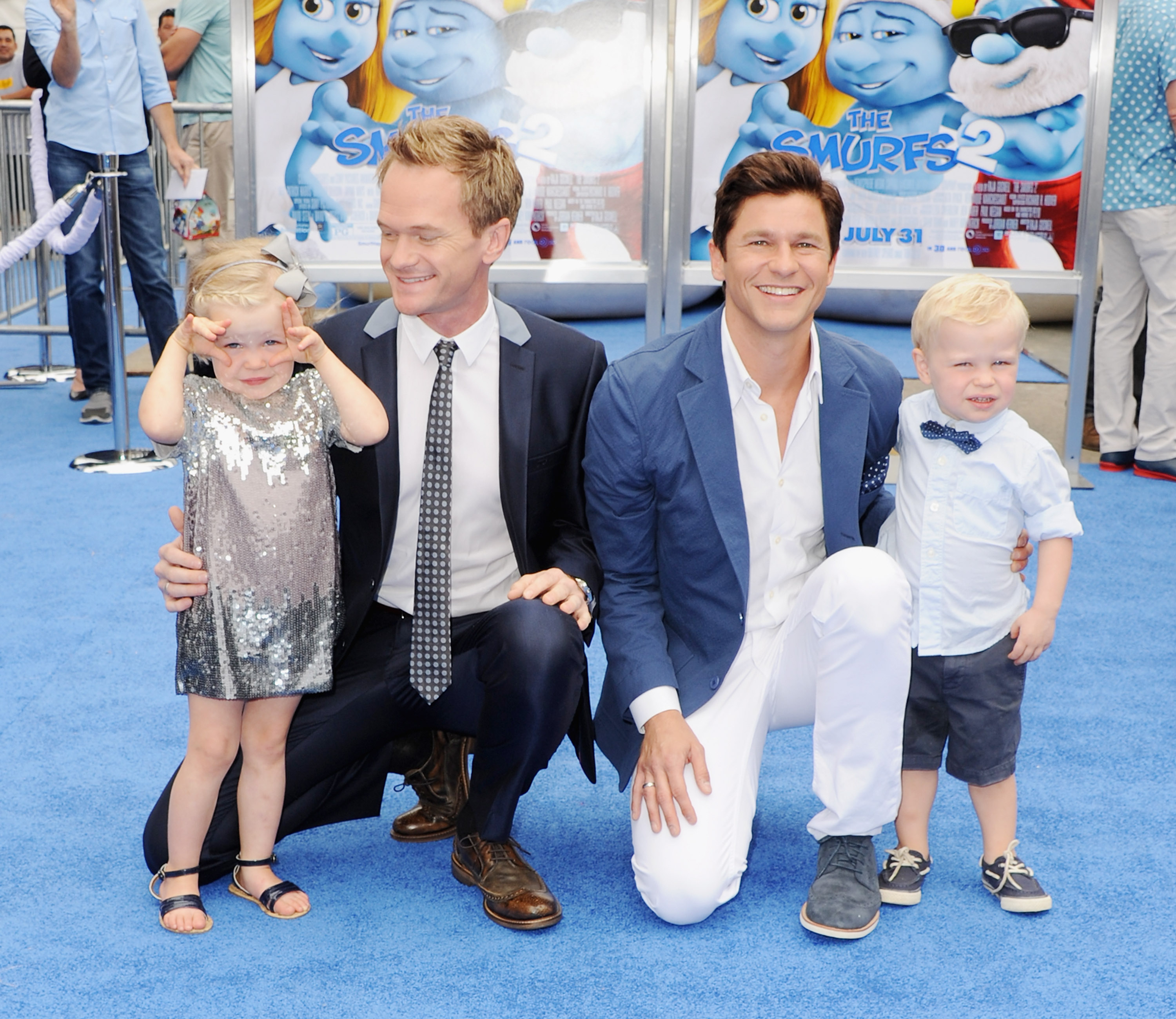 Neil Patrick Harris y David Burtka con sus hijos Harper Grace y Gideon Scott Burtka-Harris en el estreno de "Smurfs 2" en Los Ángeles, en Westwood, California, el 28 de julio de 2013 | Fuente: Getty Images