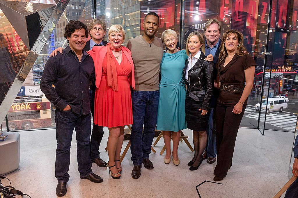 Matthew Labyorteaux junto a parte del elenco de la serie la ‘La familia Ingalls’ durante su visita a “Extra”, el 30 de abril de 2014. | Foto: Getty Images