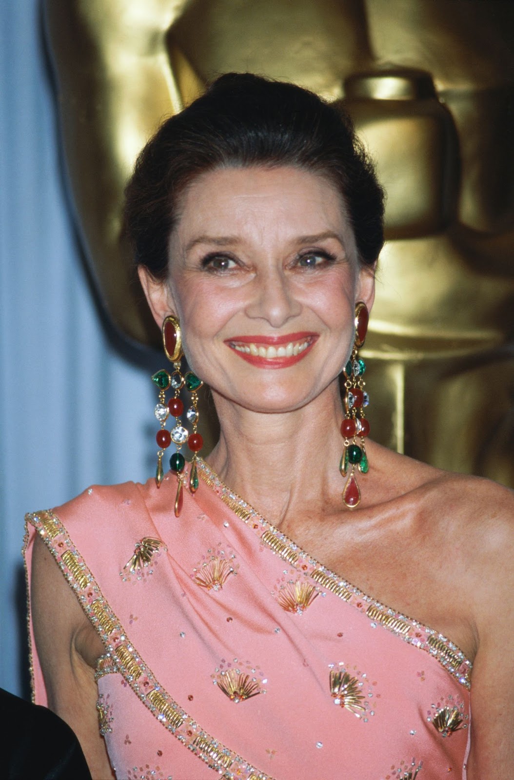 Audrey Hepburn en la 58 edición de los Premios de la Academia en Los Ángeles en 1986. | Fuente: Getty Images