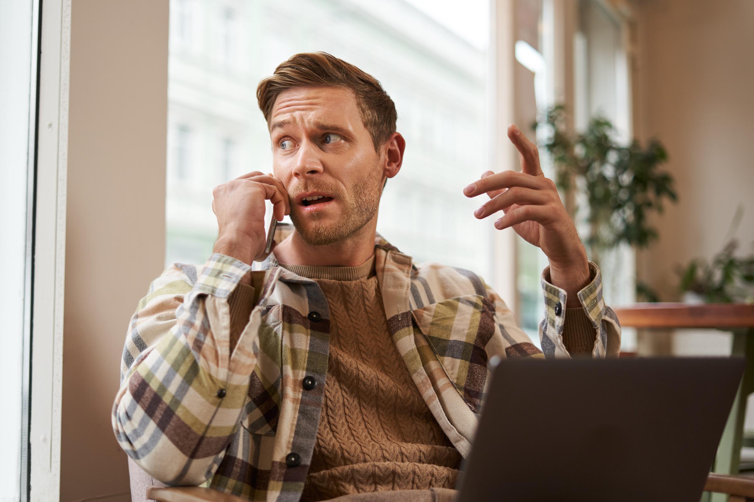 Un hombre preocupado hablando por teléfono | Fuente: Freepik