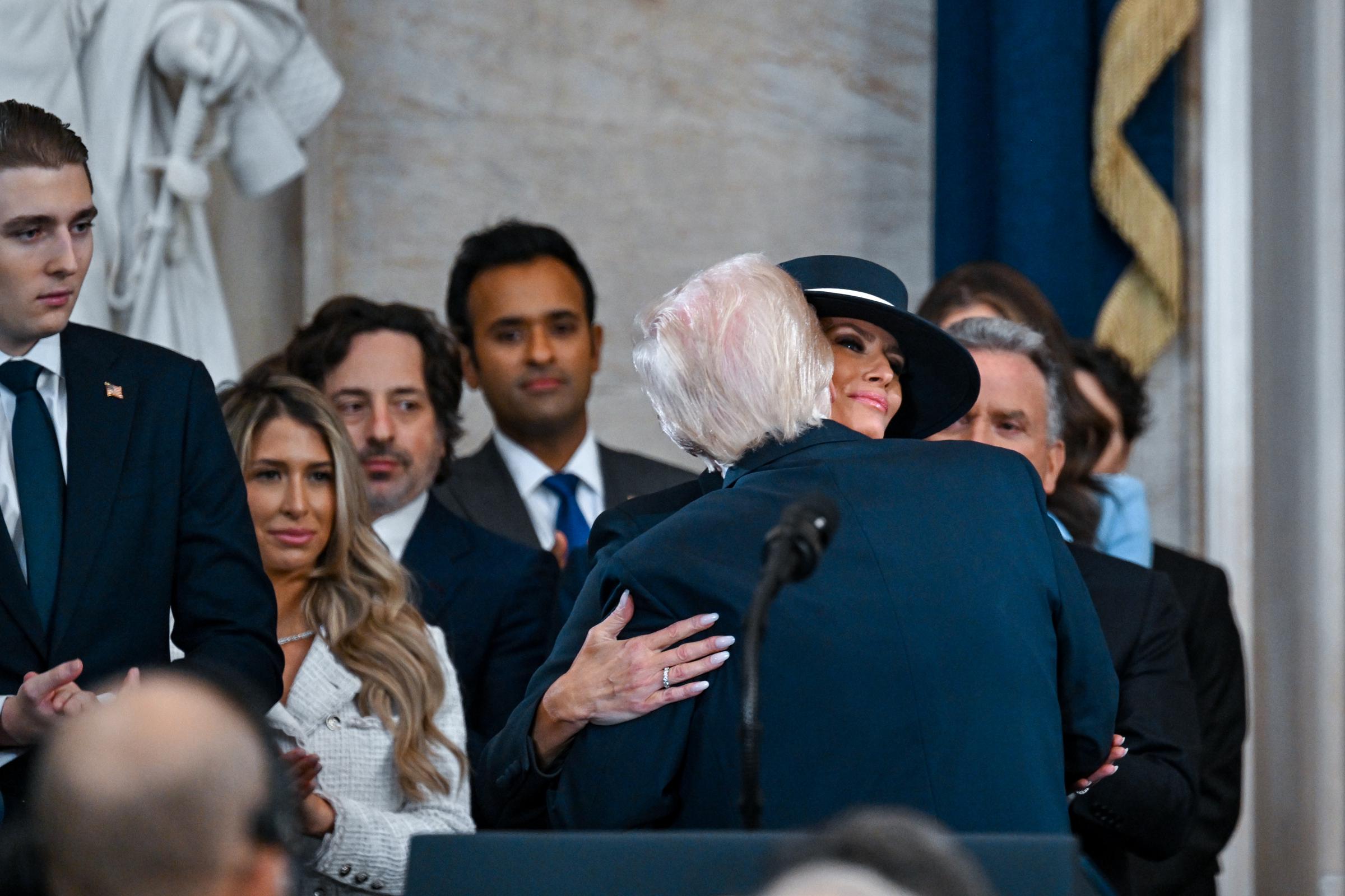 El presidente Donald Trump abraza a la primera dama Melania Trump tras prestar juramento durante su toma de posesión en la Rotonda del Capitolio de EE.UU. el 20 de enero de 2025 | Fuente: Getty Images