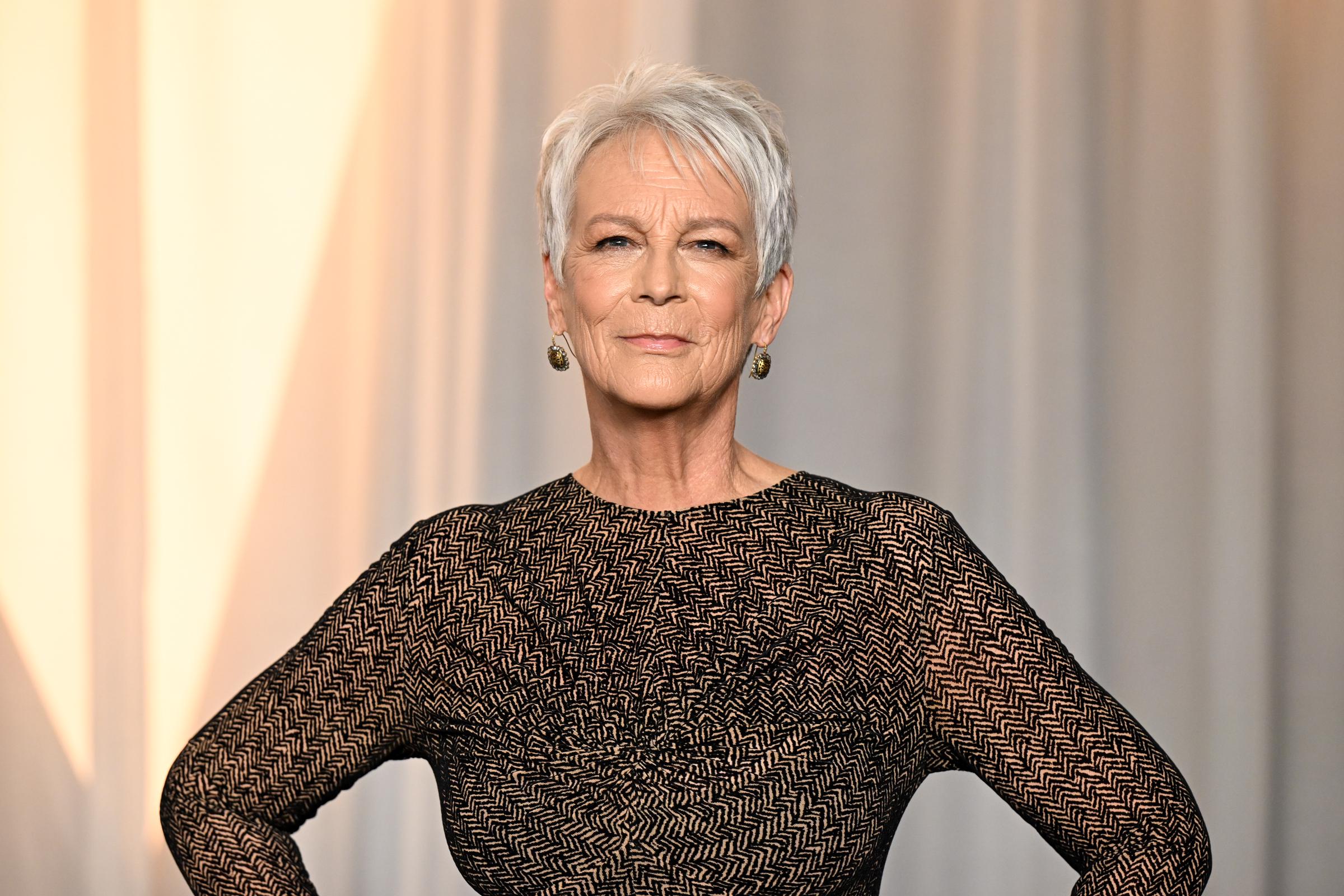 Jamie Lee Curtis luce su característico pelo corto plateado en la 6.ª Gala Anual del Museo de la Academia, celebrada en Los Ángeles el 17 de octubre de 2026. La actriz lleva más de dos décadas luciendo con orgullo su pelo canoso natural. | Fuente: Getty Images