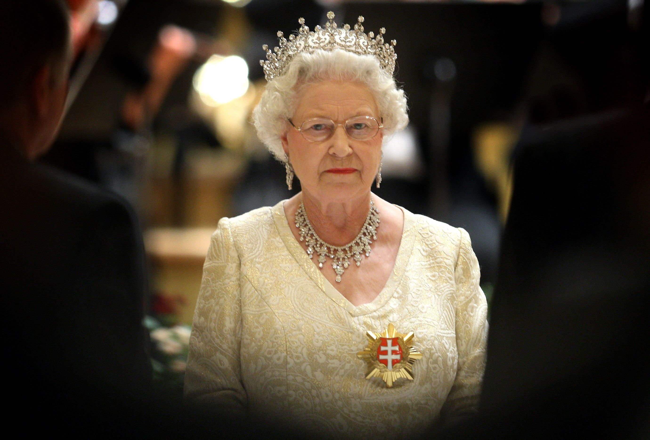 La reina Elizabeth II en el Salón de la Filarmónica el primer día de una gira por Eslovaquia el 23 de octubre de 2008 en Bratislava, Eslovaquia.| Foto: Getty Images