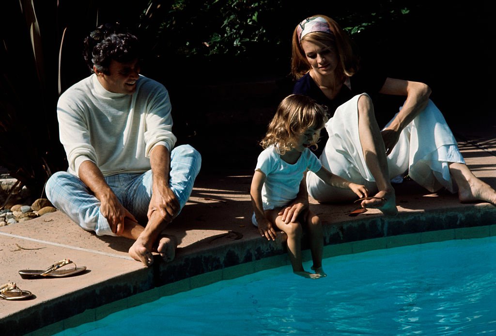 Burt Bacharach, esposa Angie Dickinson e hija Lea Nikki en su casa de Hollywood en junio de 1969 | Foto: Getty Images