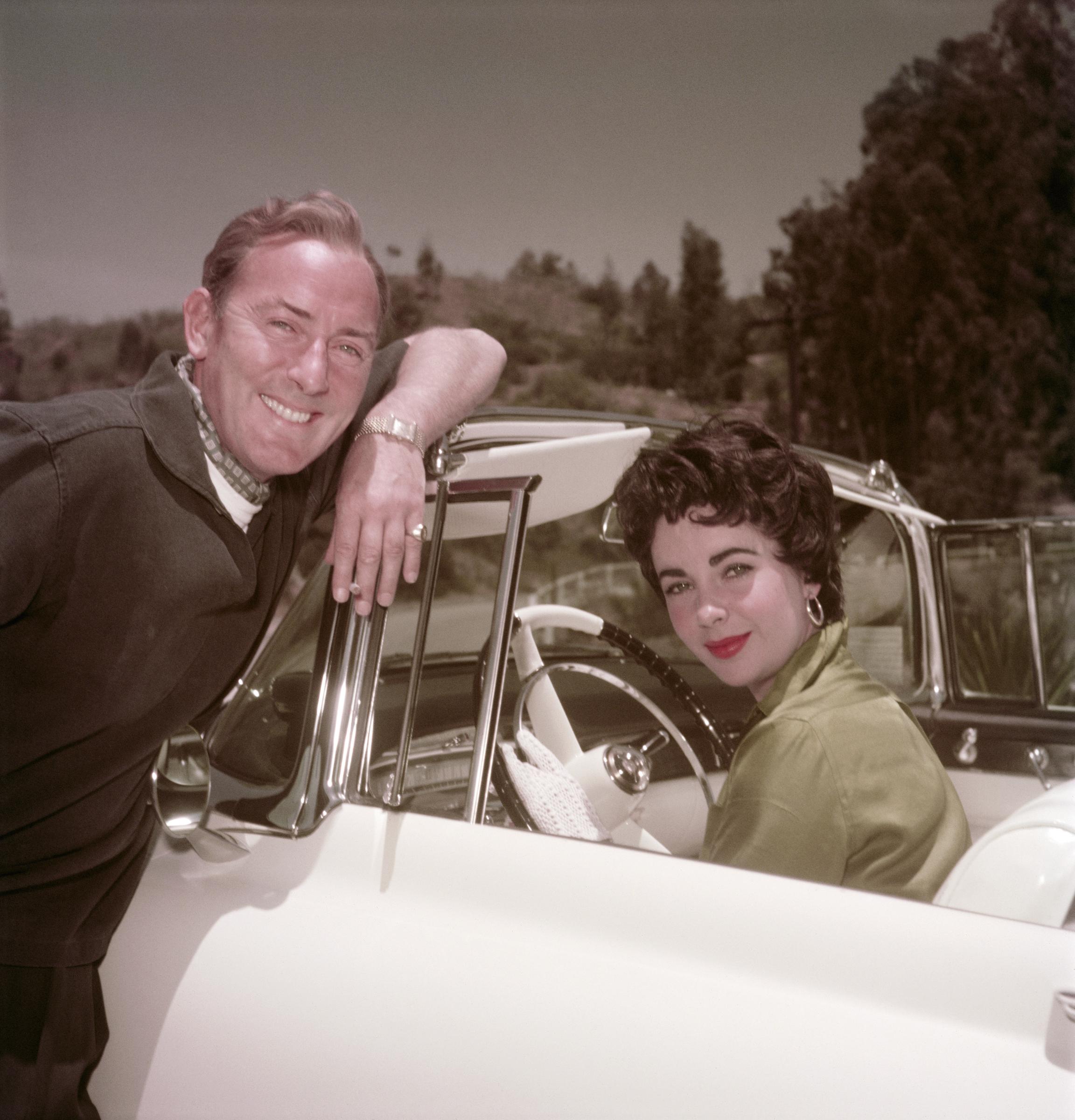 Michael Wilding y Elizabeth Taylor fotografiados el 1 de enero de 1955 | Fuente: Getty Images