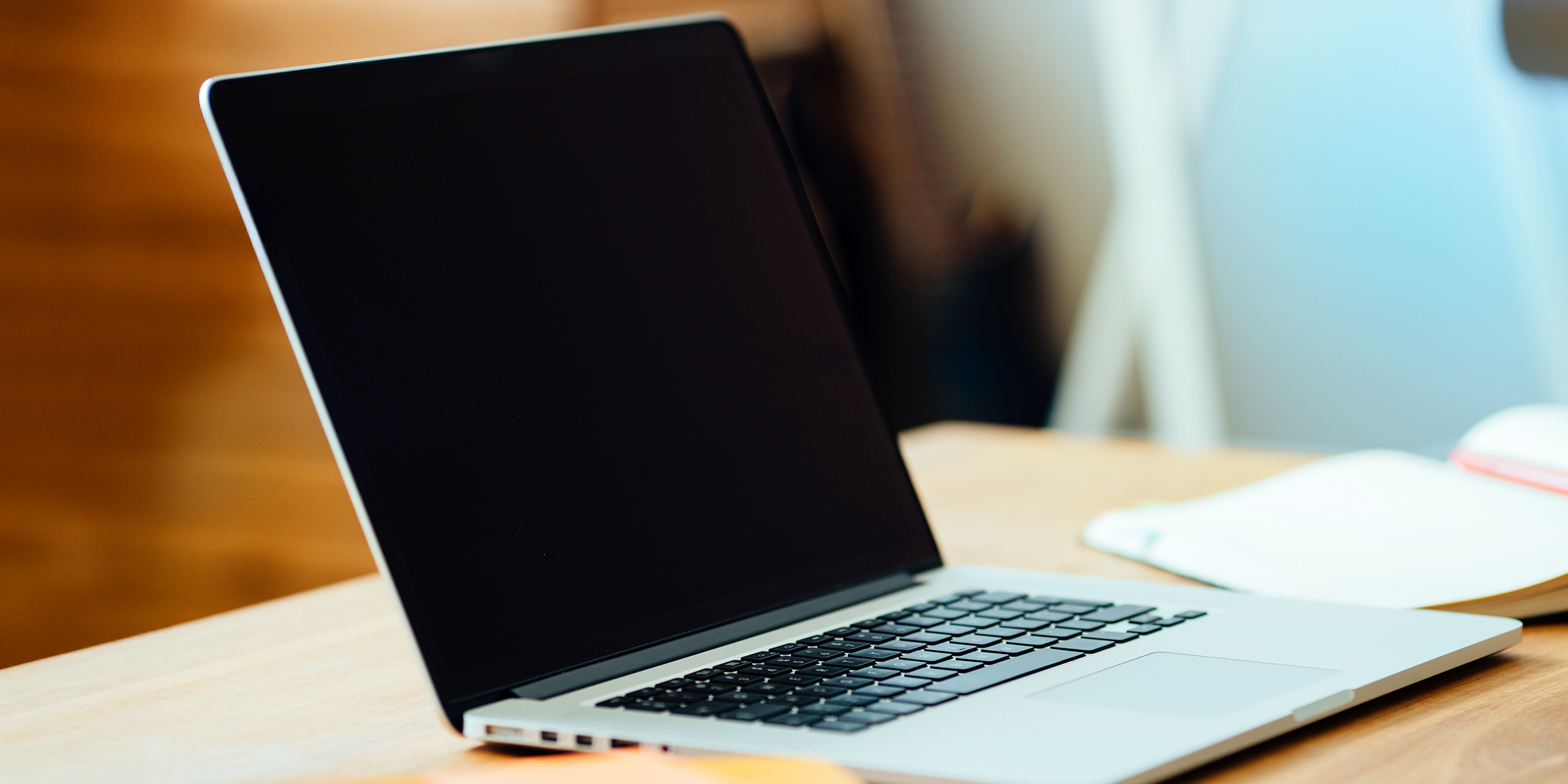 Un portátil sobre una mesa | Fuente: Shutterstock