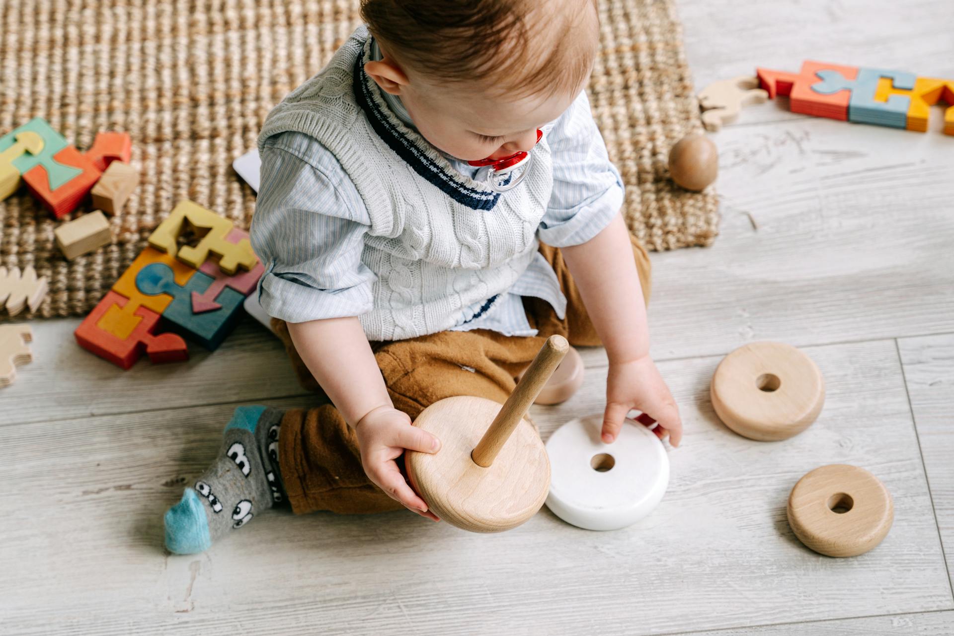 Un bebé jugando con sus juguetes | Fuente: Pexels