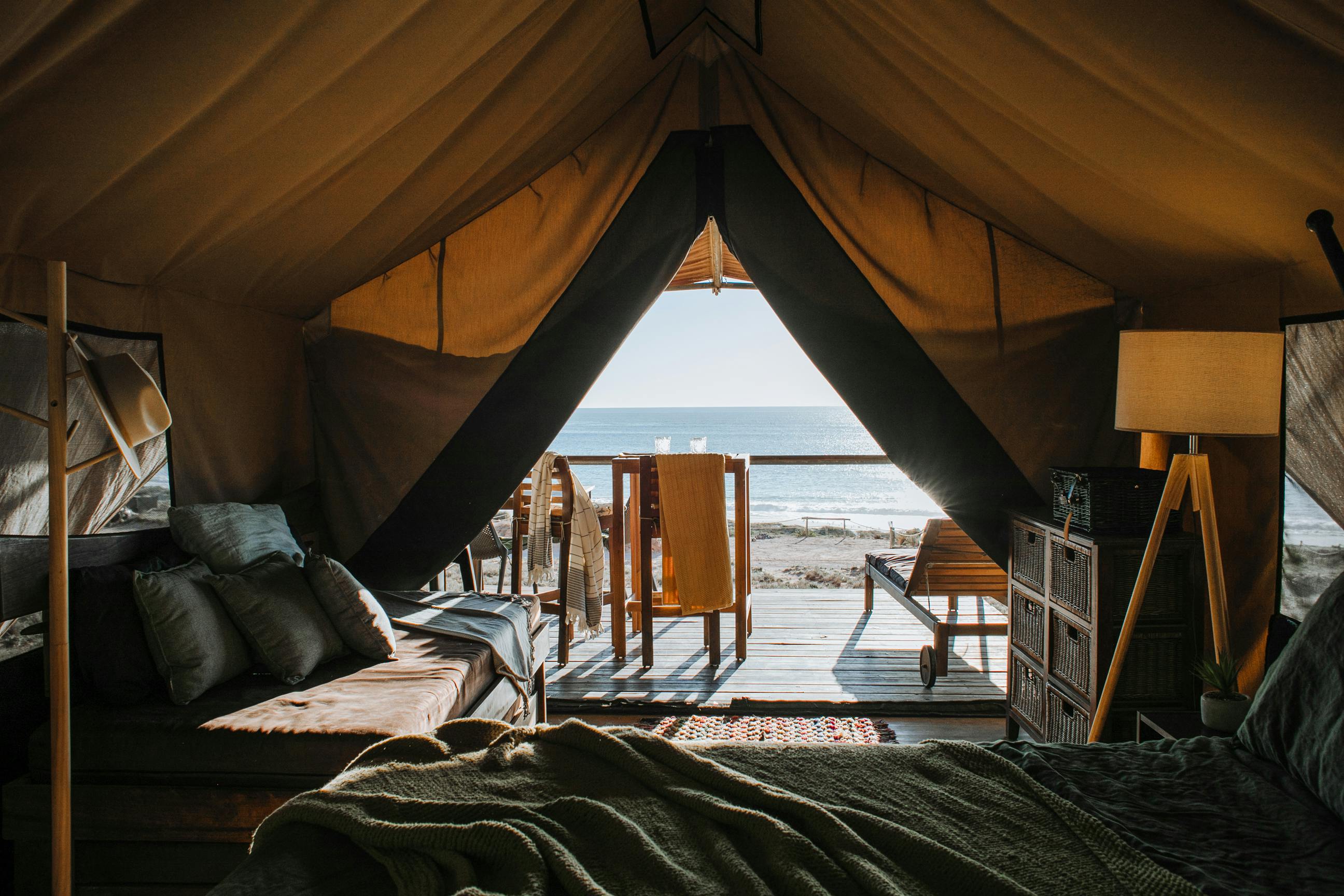 Una habitación de hotel en una tienda de campaña cerca del océano | Fuente: Pexels