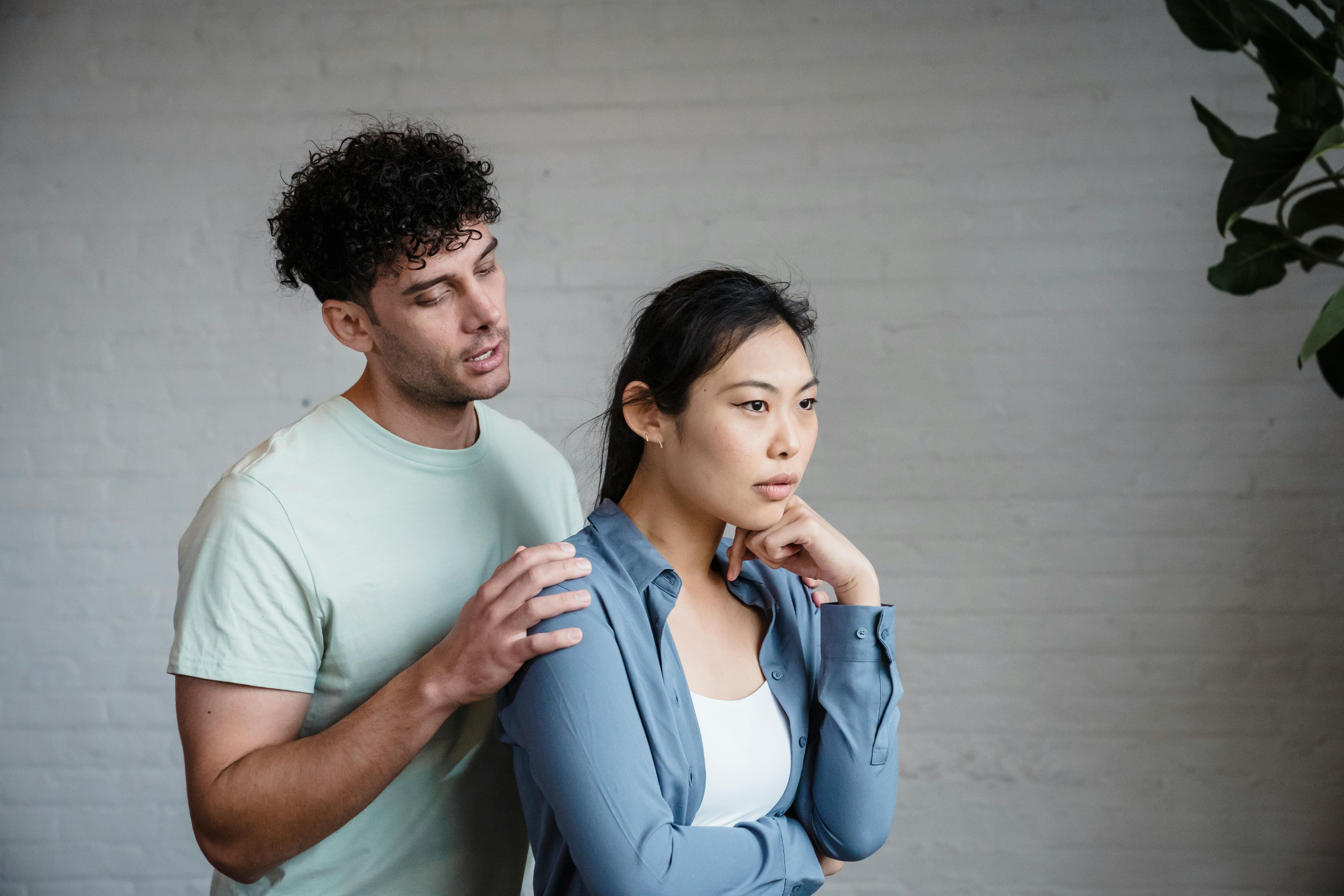 Un hombre consolando a su mujer | Fuente: Pexels