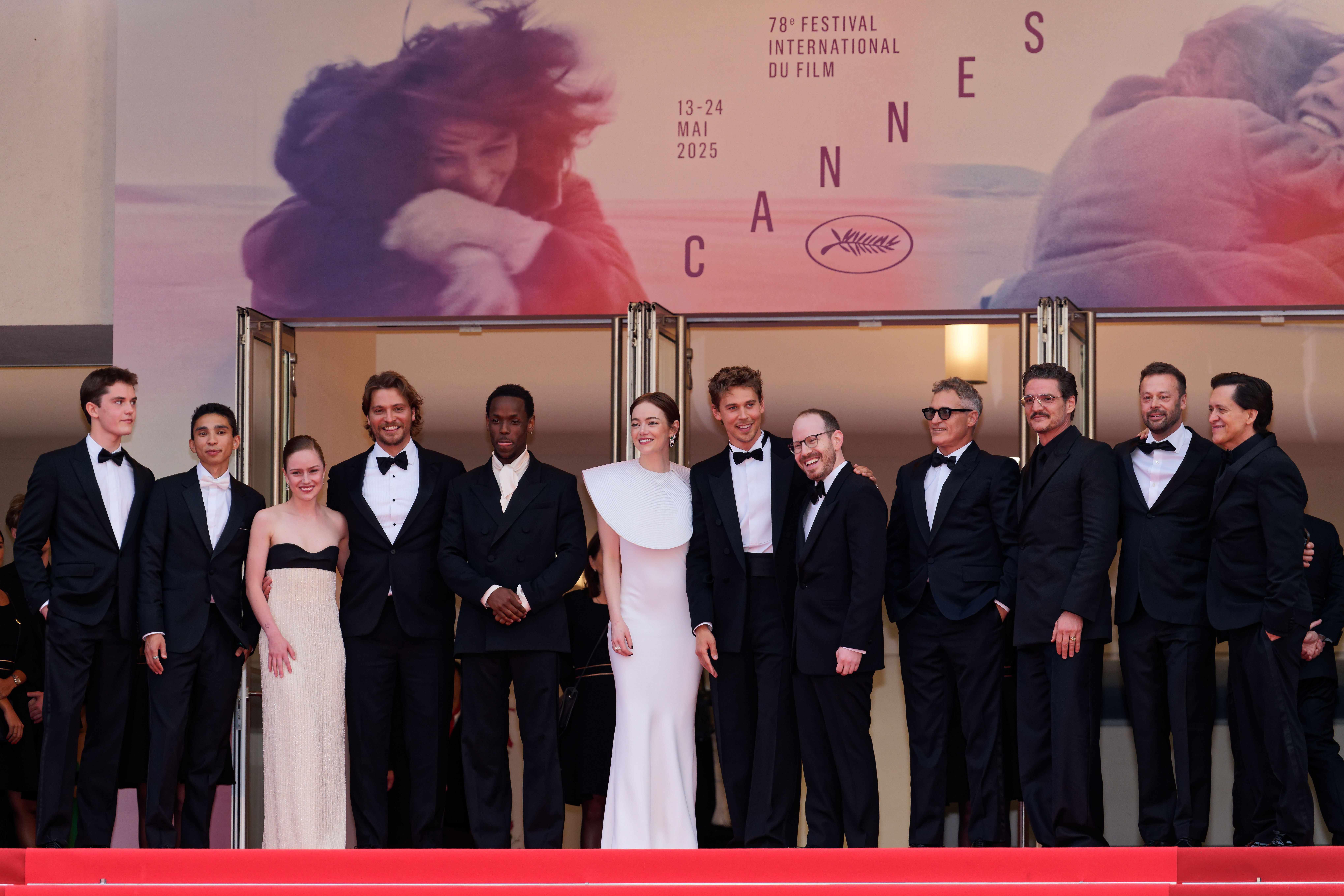 El elenco y el equipo creativo de "Eddington" en el Palais des Festivals. De izquierda a derecha: Cameron Mann, Matt Gomez Hidaka, Amélie Hoeferle, Luke Grimes, Michael Ward, Emma Stone, Austin Butler, Ari Aster, Joaquin Phoenix, Lars Knudsen, Pedro Pascal y Clifton Collins Jr.