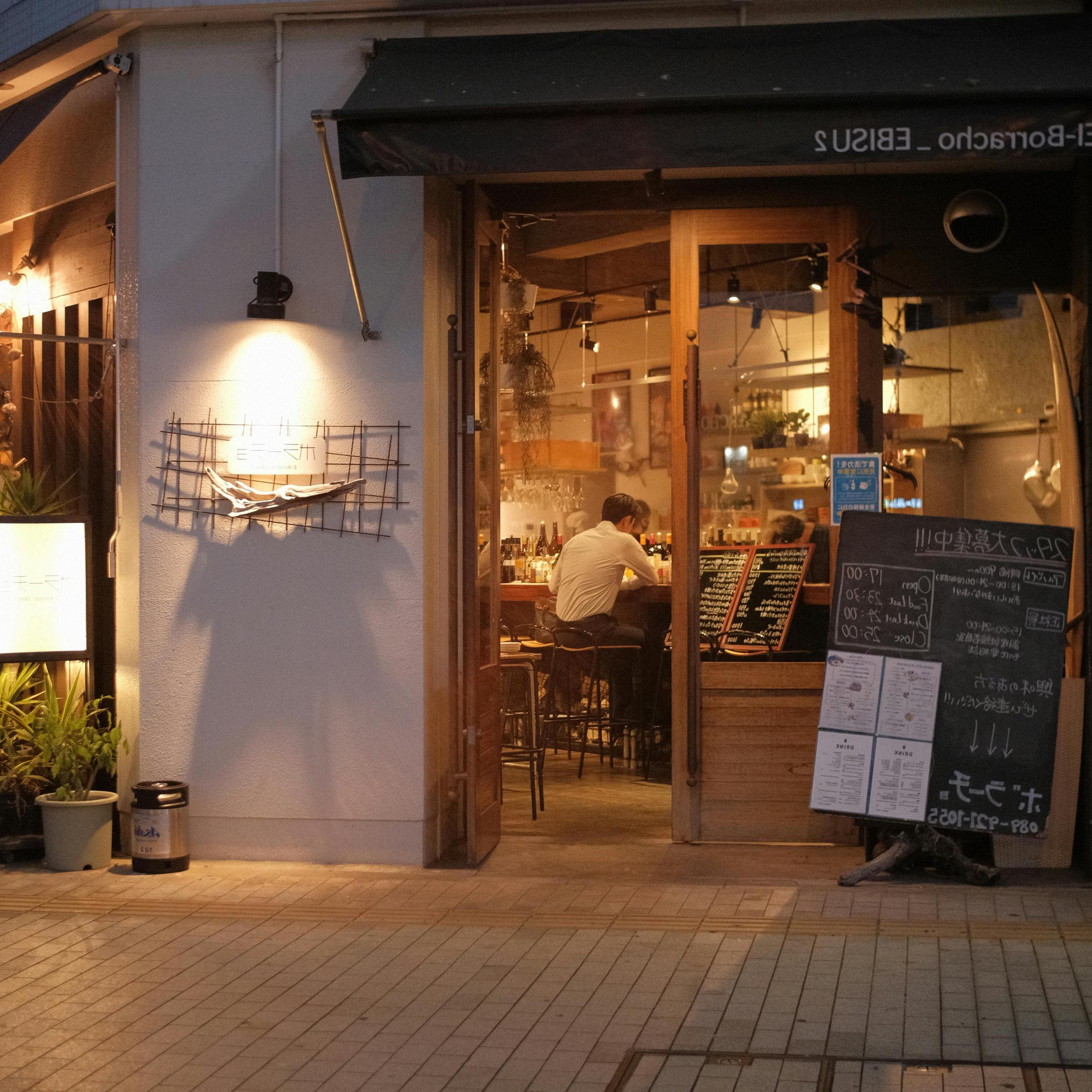 El exterior de un restaurante cálidamente iluminado por la noche | Fuente: Pexels