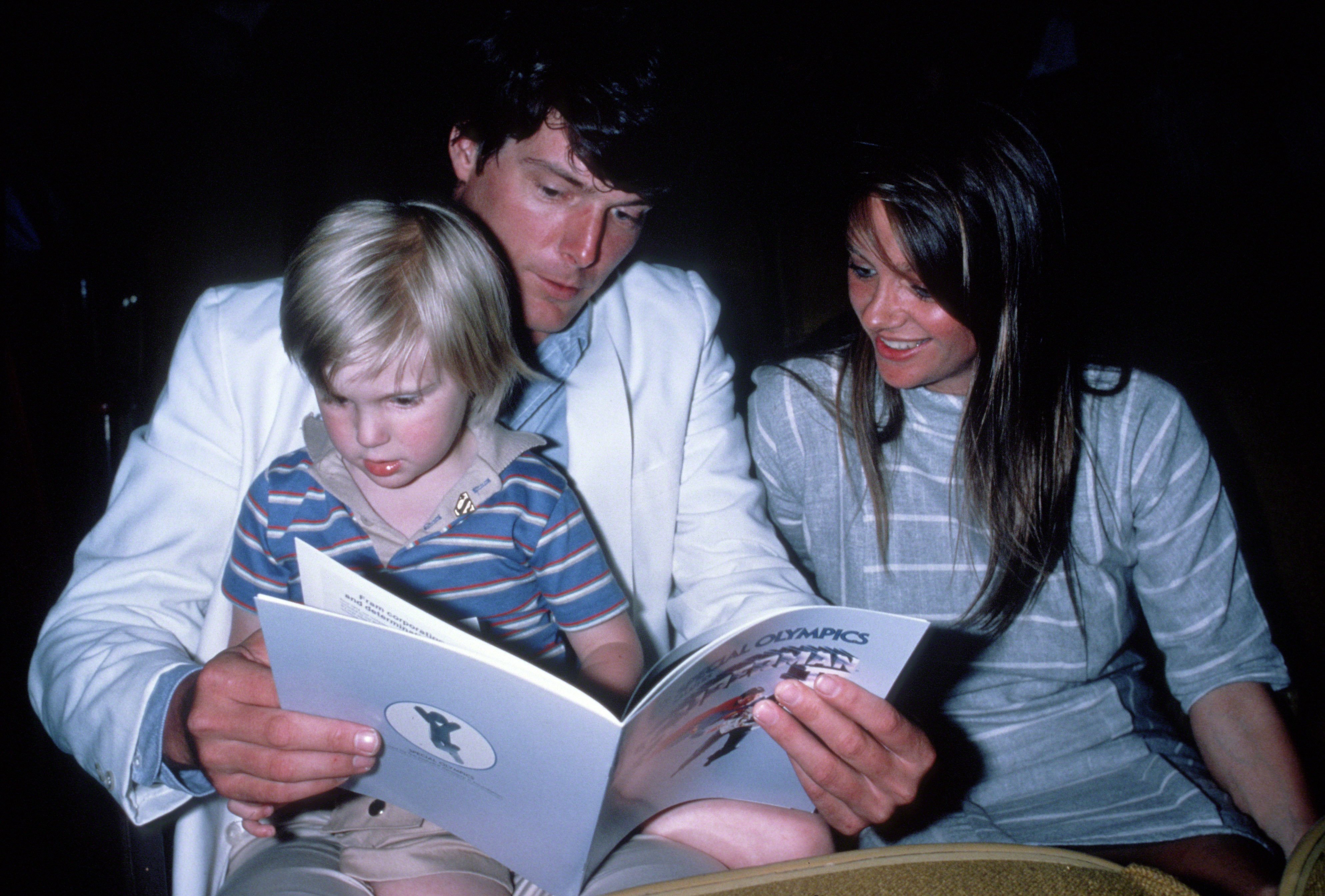 Christopher Reeve con su hijo Matthew y Gae Exton hacia 1983 en Nueva York | Foto: Getty Images