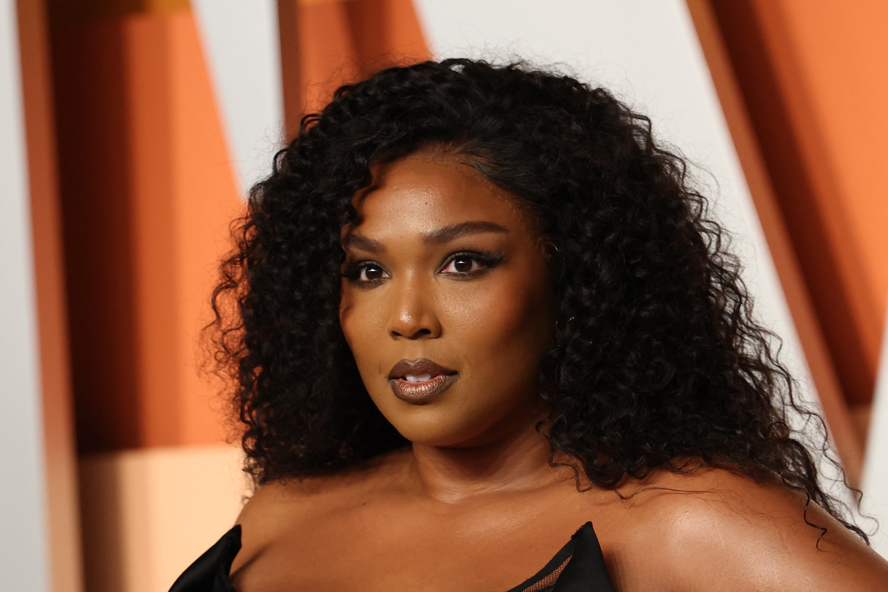 Lizzo asiste a la fiesta de los Oscar de Vanity Fair el 2 de marzo de 2025, en Beverly Hills, California. | Fuente: Getty Images