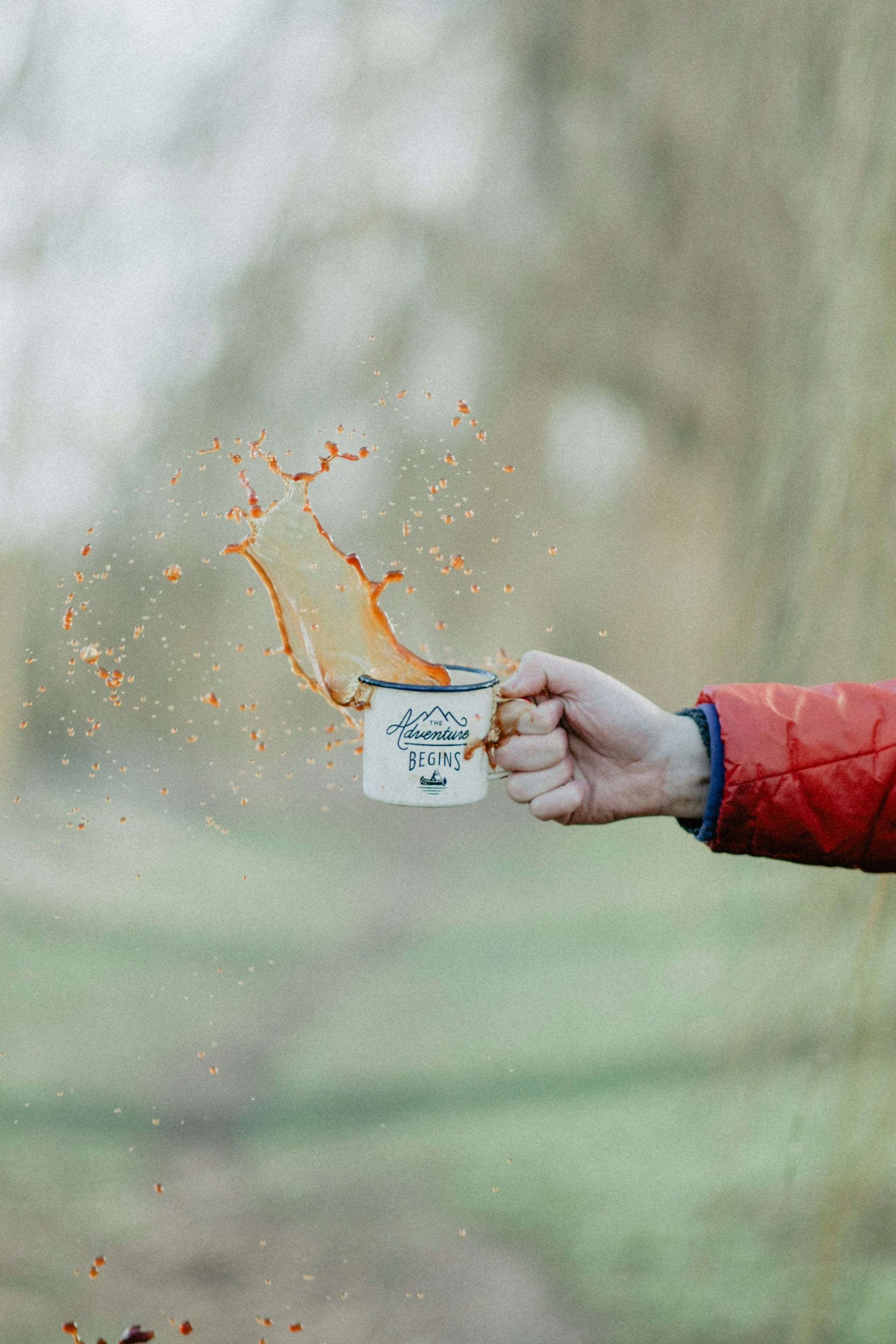 Una persona derramando café | Fuente: Unsplash