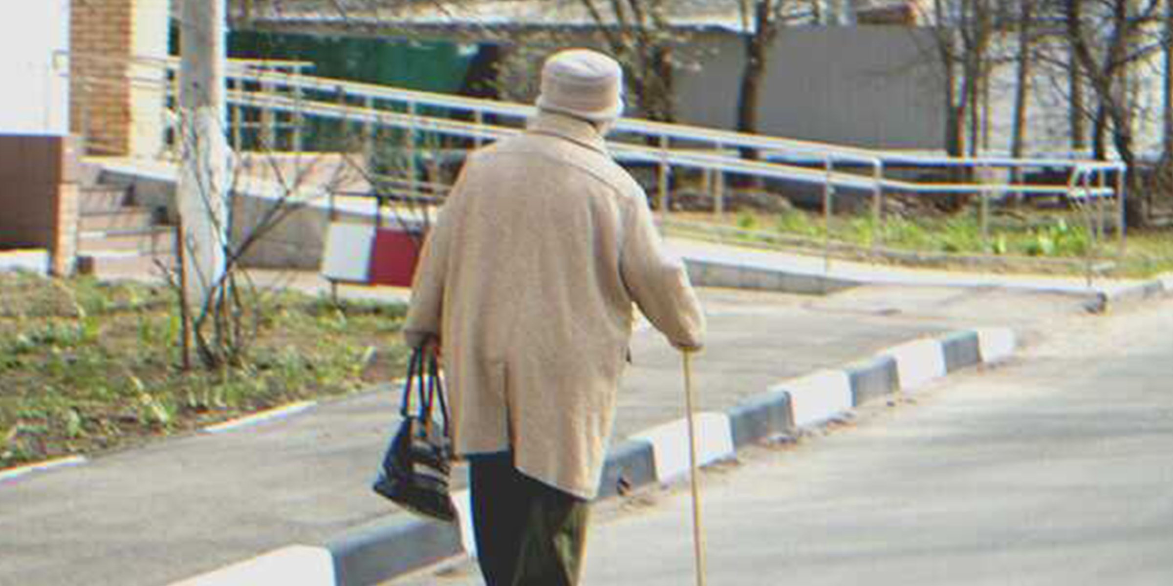 Una mujer mayor caminando por la calle | Foto: Shutterstock
