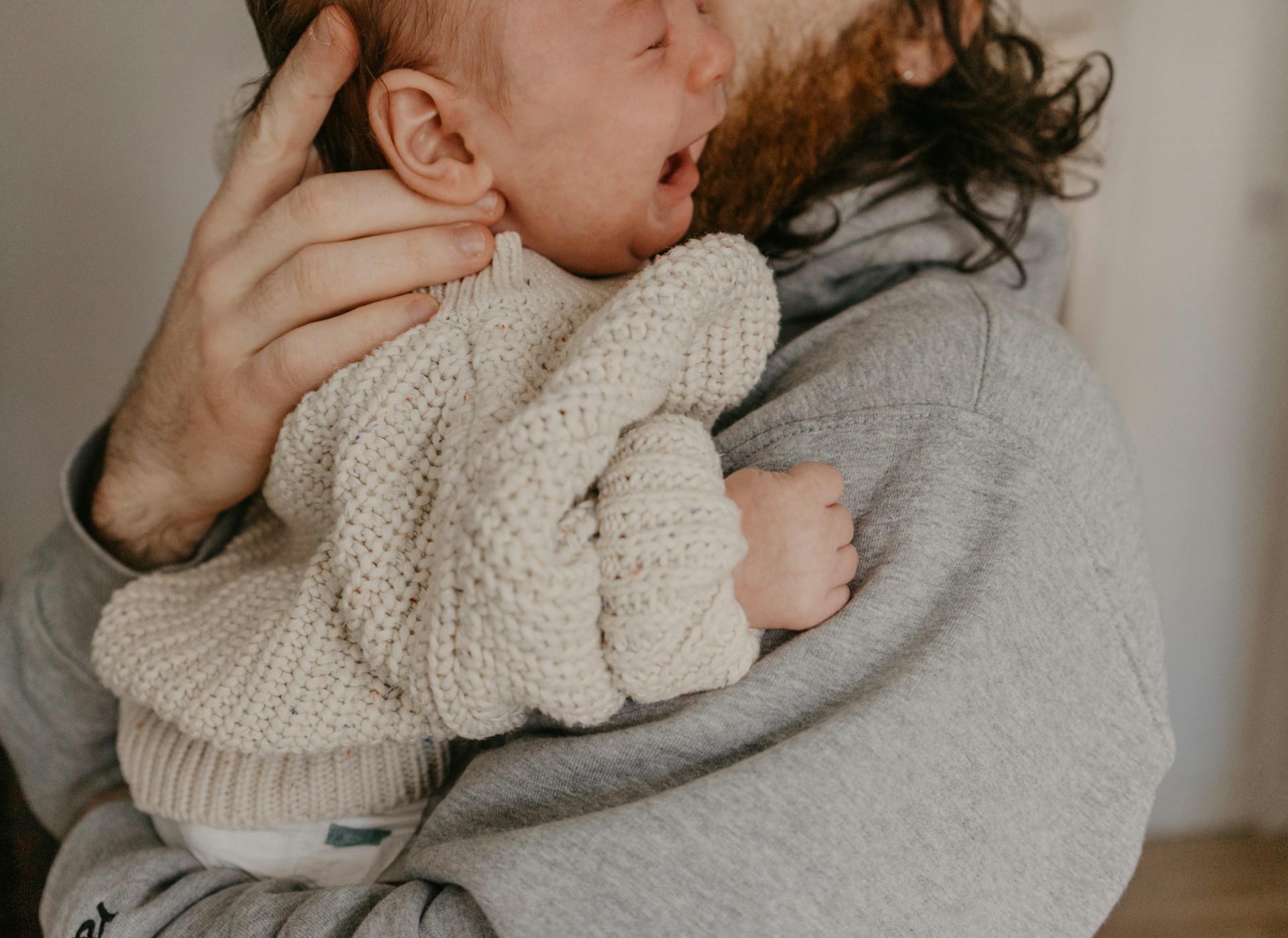 Un hombre con un bebé en brazos | Fuente: Unsplash