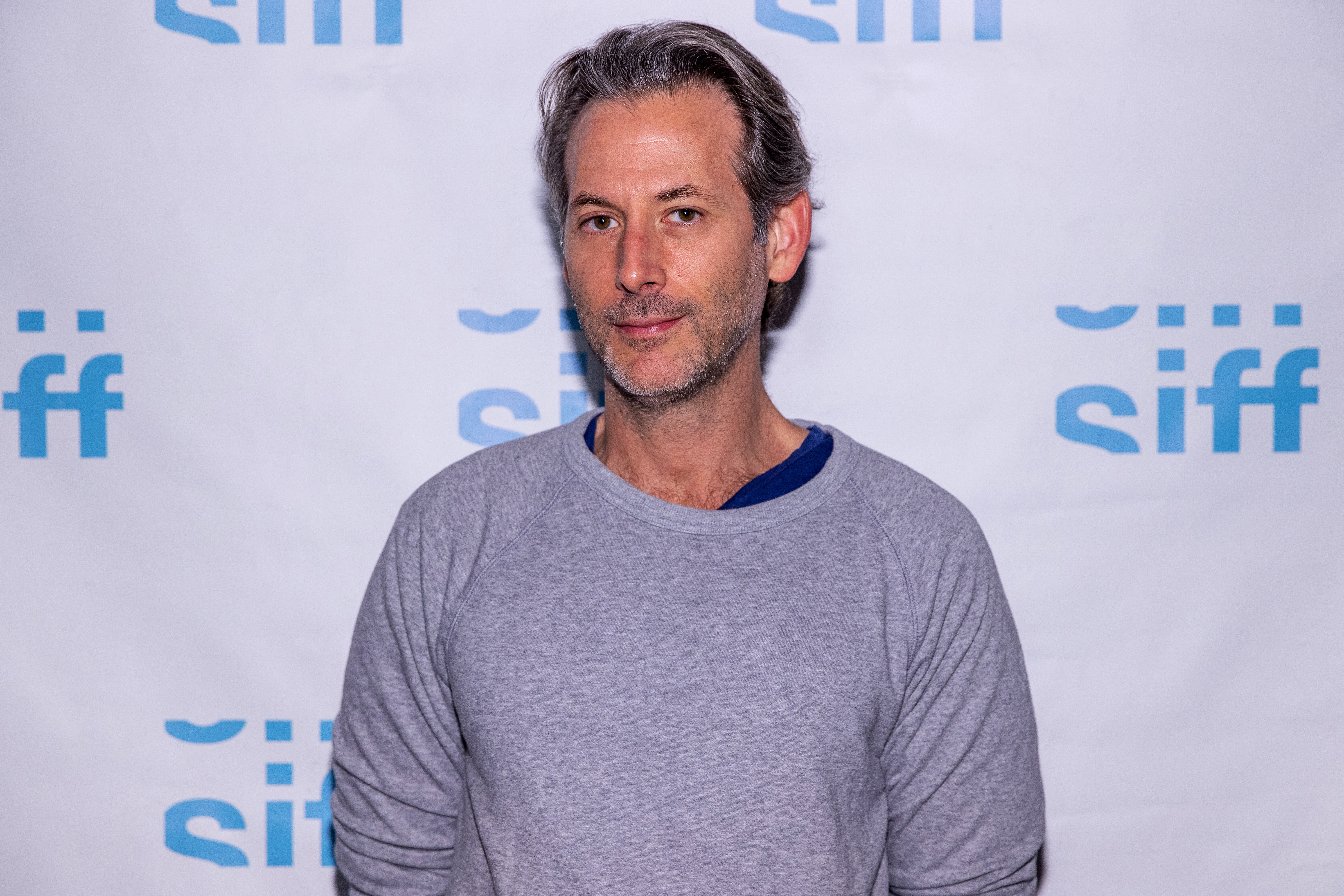 Jeff Baena llega a la proyección de la película "Spin Me Round" en el Festival de Cine de Seattle de 2022 en Seattle, Washington. | Fuente: Getty Images