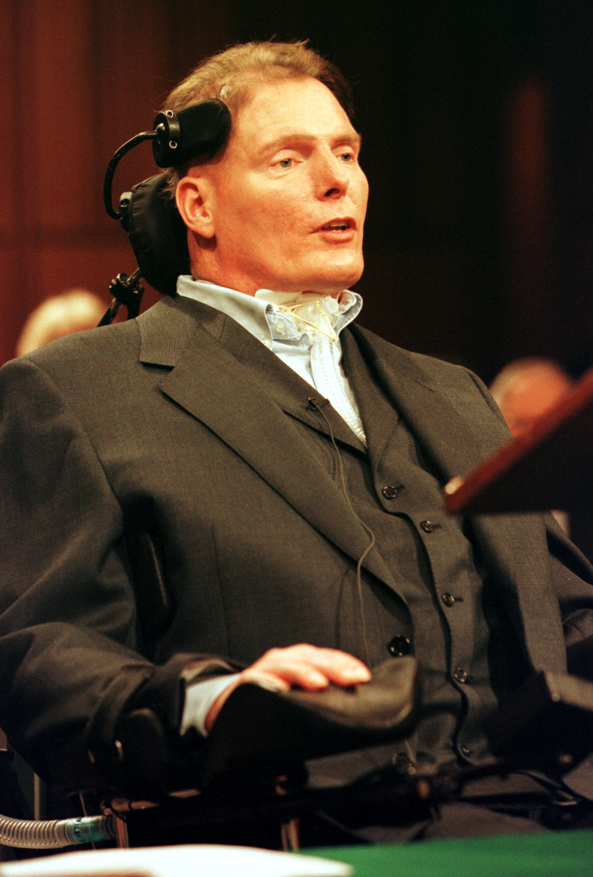 Christopher Reeve testifica durante una audiencia sobre la investigación con células madre el 26 de abril de 2000, en el Capitolio en Washington, D.C. | Fuente: Getty Images