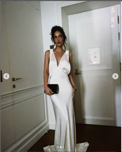 Jackie Apostel con un vestido blanco que lució en el desfile de Victoria Beckham, publicado el 28 de septiembre de 2024 | Fuente: Instagram/jackie.apostel