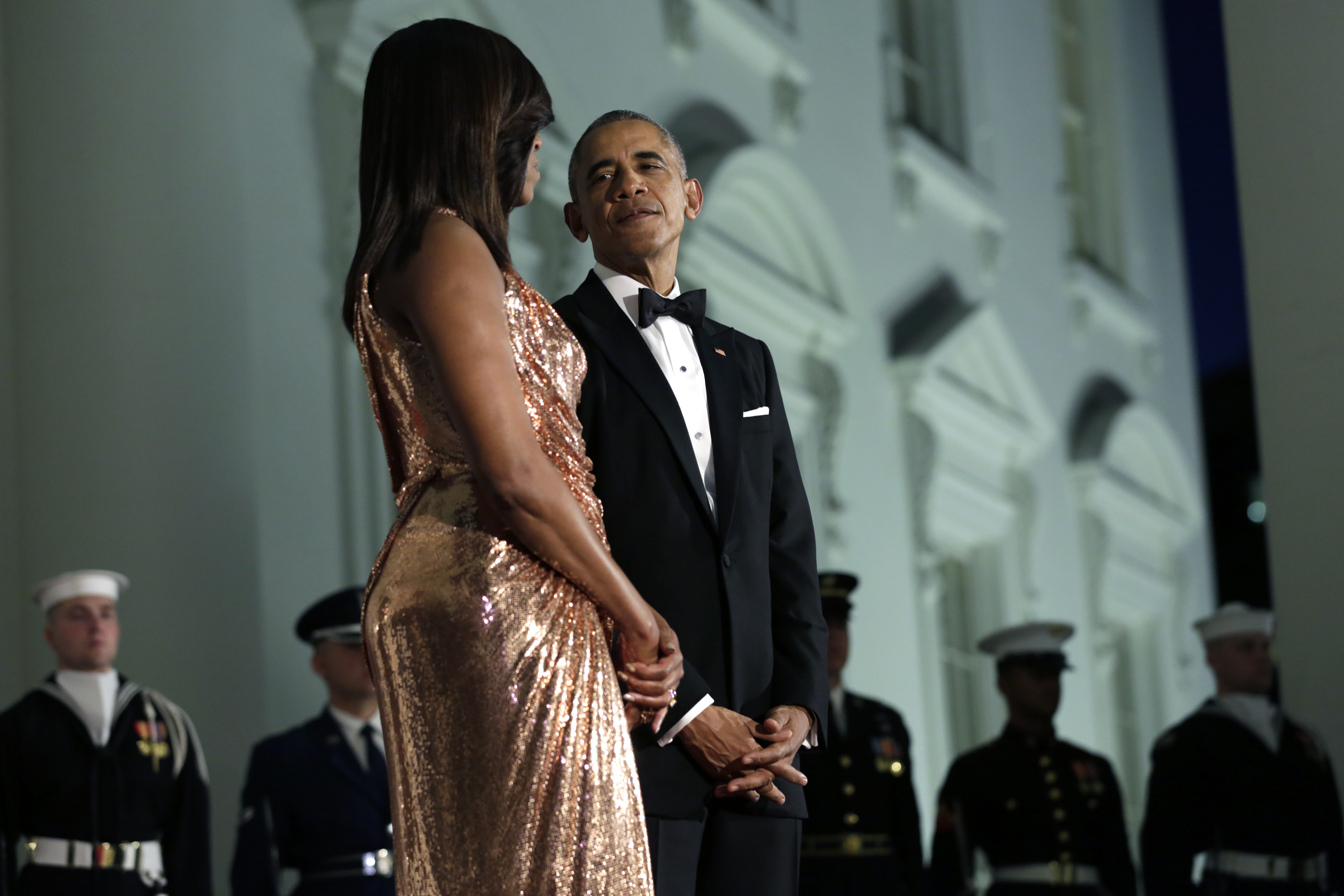 Michelle lució un vestido de Atelier Versace en la cena de octubre de 2016, una de las últimas grandes veladas formales que ella y Barack organizaron como presidente y primera dama. | Fuente: Getty Images